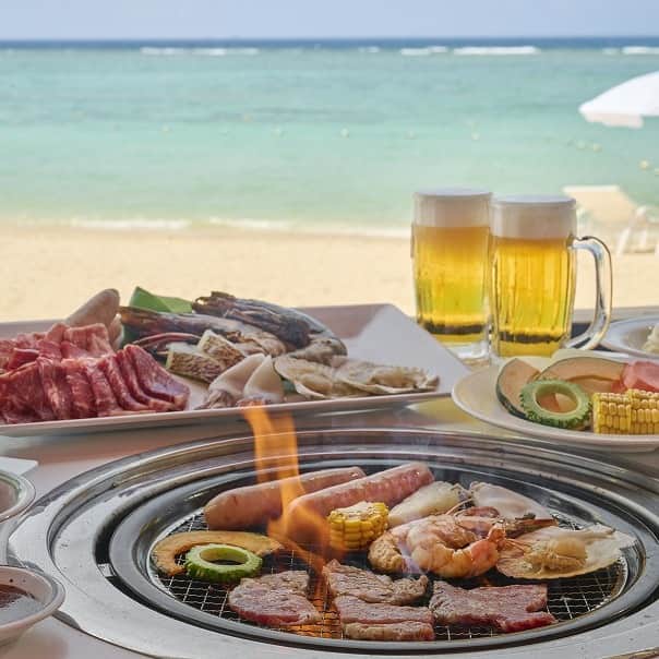 ホテル日航アリビラ 公式Instagramのインスタグラム：「. ＼🍖ビーチサイドBBQディナー🍖／  海を眺めながら、くつろぎのアリビラ時間をたっぷりと味わえるビーチハウスのレストラン「ソル」。今年の初夏は、目の前に広がるニライビーチの海辺で、心地良い潮騒をBGMに、美味しい沖縄BBQを楽しみませんか？  🏖ビーチサイドBBQディナー🏖 【期間】2023年6月1日（木）~6月30日（金）※火・木曜日は定休日 【場所】ビーチハウス「ソル」 【時間】17:30～20:30（ラストオーダー20:00） 【料金】 ソル 　1名様8,900円（2名様より承ります） サンセット　1名様7,500円（2名様より承ります） お子さまセット　1名様3,200円※全て税金・サービス料込 ※台風および荒天時には営業を中止させていただく場合がございます。 ※営業時間は変更させていただく場合がございます。 ※各種割引対応可 ※ご提供までに時間を要するため、メニューの事前予約をおすすめいたします。  ▼詳しくはこちら▼ https://www.alivila.co.jp/restaurant/sol/  #ホテル日航アリビラ #アリビラ #リゾート #沖縄リゾートホテル #アリビラブルー #アリビラ時間 #ニライビーチ #沖縄 #沖縄旅行 #沖縄観光 #沖縄絶景 #女子旅 #沖縄ホテル #オーシャンビューホテル #読谷 #読谷村 #沖縄プール #記念日旅行 #誕生日旅行 #カップル旅行 #夫婦旅行 #BBQ #ディナー #ビーチサイド #沖縄料理 #沖縄グルメ」