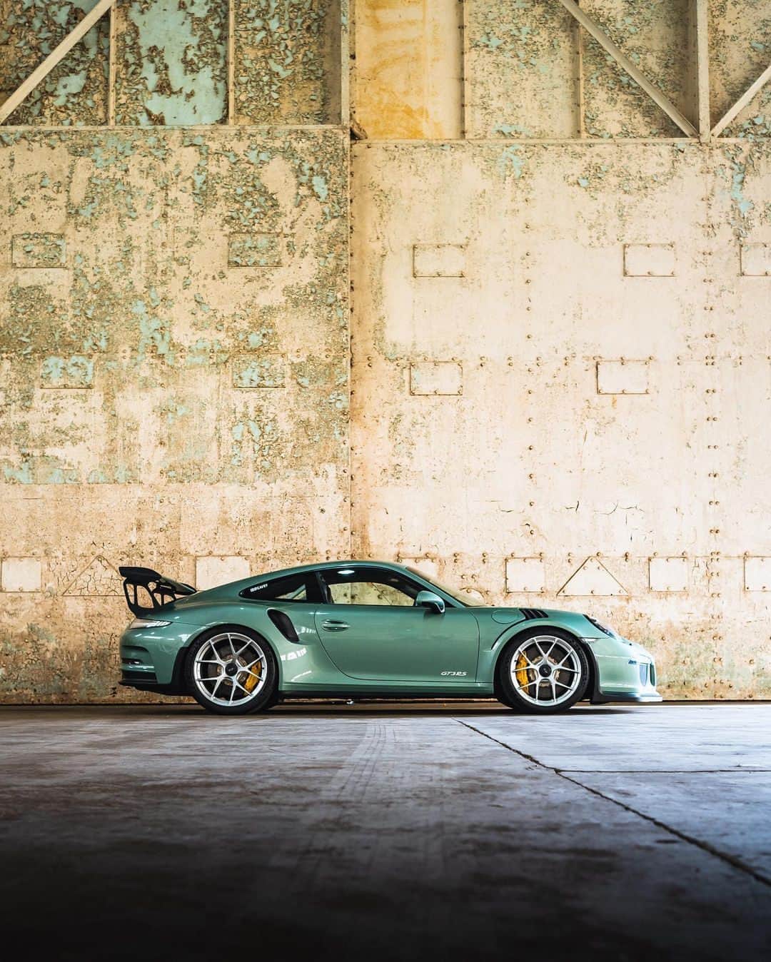 Porscheさんのインスタグラム写真 - (PorscheInstagram)「Feeling seen in green.  📸 @notts.rs  🚙 @eavsy #PorscheMoment」5月12日 19時00分 - porsche