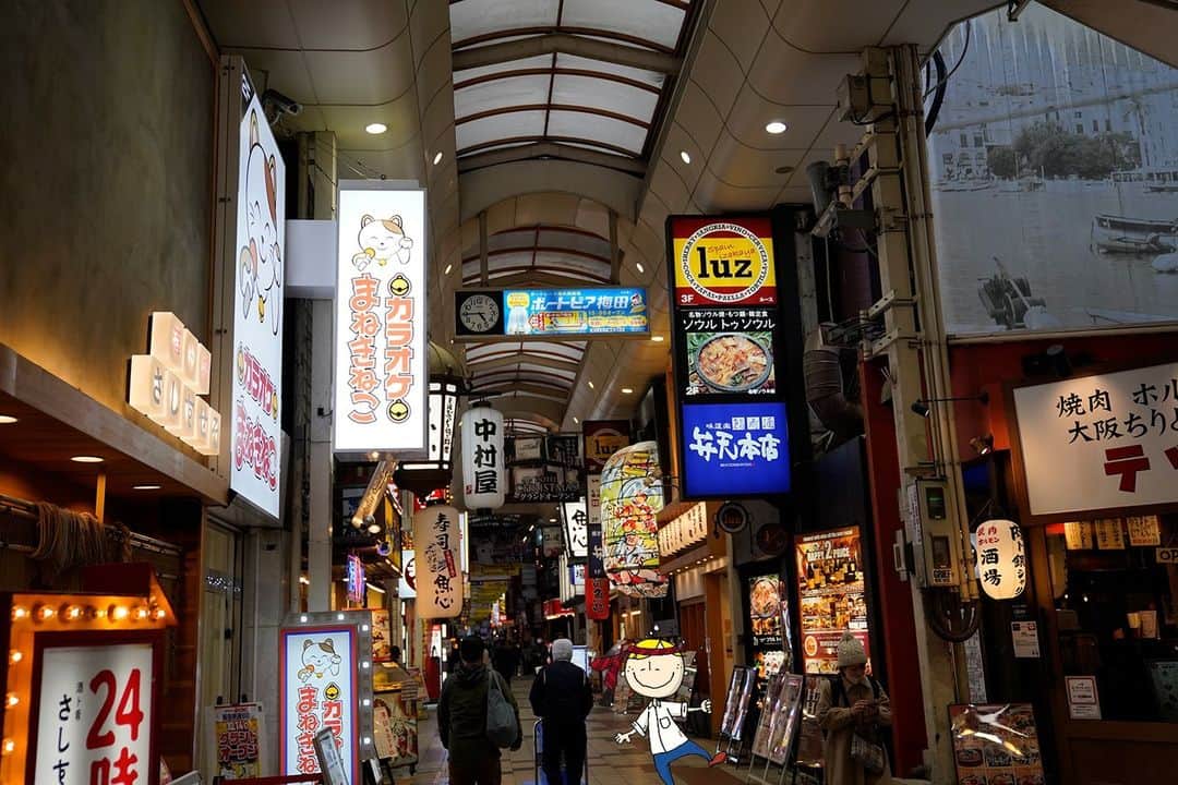 Osaka Bob（大阪観光局公式キャラクター）さんのインスタグラム写真 - (Osaka Bob（大阪観光局公式キャラクター）Instagram)「Hankyu Higashidori Shopping Street is a bustling shopping arcade and one of the largest commercial and entertainment districts in the city, where you can enjoy a variety of local foods, ranging from kushikatsu to okonomiyaki — and, of course, plenty of drink! 🍻  大阪・キタ最大の歓楽街である、阪急東通り商店街！居酒屋、串カツ、お好み焼きなど幅広く大阪グルメを楽しめるから、梅田でご飯を食べるならまずはここ！週末は多くの人で賑わっています✴️🍻  —————————————————————  #maido #withOsakaBob #OSAKA #osakatrip #japan #nihon #OsakaJapan #大坂 #오사카 #大阪 #Оsака #Осака #โอซาก้า #大阪観光 #sightseeing#Osakatravel #Osakajepang #traveljepang#umeda＃東通り＃umedaosaka」5月12日 19時00分 - maido_osaka_bob
