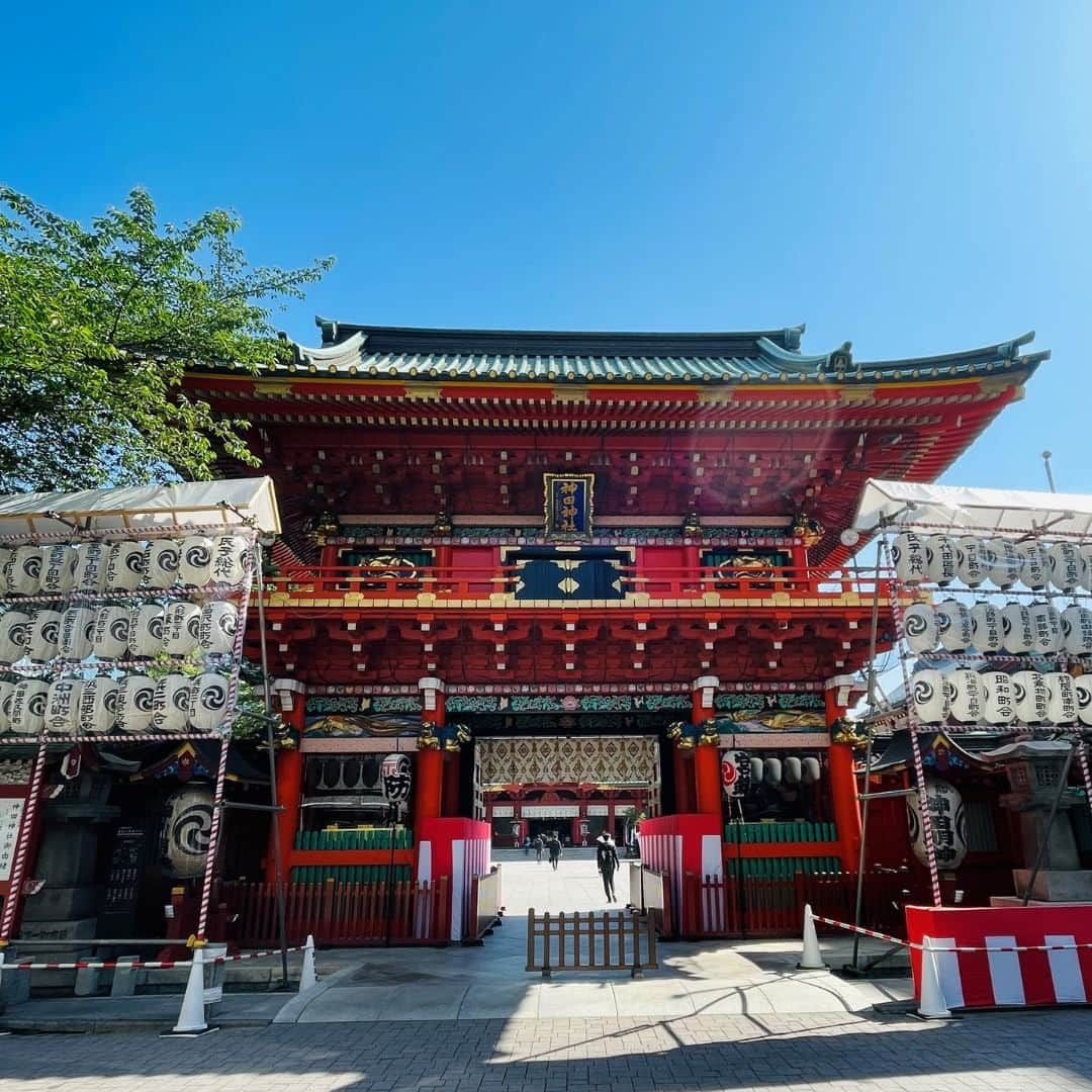 Mandarin Oriental, Tokyoさんのインスタグラム写真 - (Mandarin Oriental, TokyoInstagram)「‘The Kanda Festival’, one of the three biggest festivals in Edo/Tokyo, will be held this weekend. Kanda Myojin Shrine has about 1,300 years of history, and to date, it is still considered by many as a guardian of the local people.  Nihonbashi Muromachi District, where Mandarin Oriental, Tokyo is located, has been decorated with a profusion of lanterns to celebrate the Kanda Festival. In addition, a Mikoshi (portable shrine) has been displayed at the Nihonbashi Mitsukoshi Main Store. Come to Nihonbashi and witness the Kanda Festival, which will be held for the first time in four years!   今週末に、江戸三大祭りのひとつ、神田明神の祭礼である「神田祭」が開催されます。神田明神は約1,300年の歴史を持ち、今でも多くの人々から地元の守り神として崇敬されています。  マンダリン オリエンタル 東京が位置する日本橋室町は、神田祭を祝うために多くの提灯で飾られ、お神輿が日本橋三越本店前に奉安（展示）されています。ぜひ4年ぶりに開催される神田祭をみに、日本橋まで足を運んでみてはいかがでしょうか。  … Mandarin Oriental, Tokyo @mo_tokyo #MandarinOrientalTokyo #MOtokyo #ImAfan #MandarinOriental #FansOfMO #Nihonbashi #tokyohotel #hotelstay #staycation #kandafestival #マンダリンオリエンタル東京 #東京ホテル #日本橋 #日本橋ホテル #ラグジュアリーホテル ＃提灯 #神田祭」5月12日 19時00分 - mo_tokyo