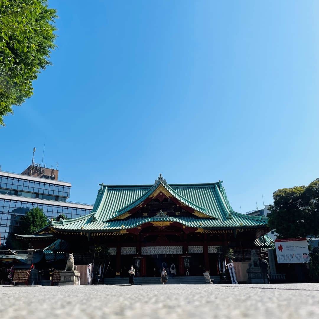 Mandarin Oriental, Tokyoさんのインスタグラム写真 - (Mandarin Oriental, TokyoInstagram)「‘The Kanda Festival’, one of the three biggest festivals in Edo/Tokyo, will be held this weekend. Kanda Myojin Shrine has about 1,300 years of history, and to date, it is still considered by many as a guardian of the local people.  Nihonbashi Muromachi District, where Mandarin Oriental, Tokyo is located, has been decorated with a profusion of lanterns to celebrate the Kanda Festival. In addition, a Mikoshi (portable shrine) has been displayed at the Nihonbashi Mitsukoshi Main Store. Come to Nihonbashi and witness the Kanda Festival, which will be held for the first time in four years!   今週末に、江戸三大祭りのひとつ、神田明神の祭礼である「神田祭」が開催されます。神田明神は約1,300年の歴史を持ち、今でも多くの人々から地元の守り神として崇敬されています。  マンダリン オリエンタル 東京が位置する日本橋室町は、神田祭を祝うために多くの提灯で飾られ、お神輿が日本橋三越本店前に奉安（展示）されています。ぜひ4年ぶりに開催される神田祭をみに、日本橋まで足を運んでみてはいかがでしょうか。  … Mandarin Oriental, Tokyo @mo_tokyo #MandarinOrientalTokyo #MOtokyo #ImAfan #MandarinOriental #FansOfMO #Nihonbashi #tokyohotel #hotelstay #staycation #kandafestival #マンダリンオリエンタル東京 #東京ホテル #日本橋 #日本橋ホテル #ラグジュアリーホテル ＃提灯 #神田祭」5月12日 19時00分 - mo_tokyo