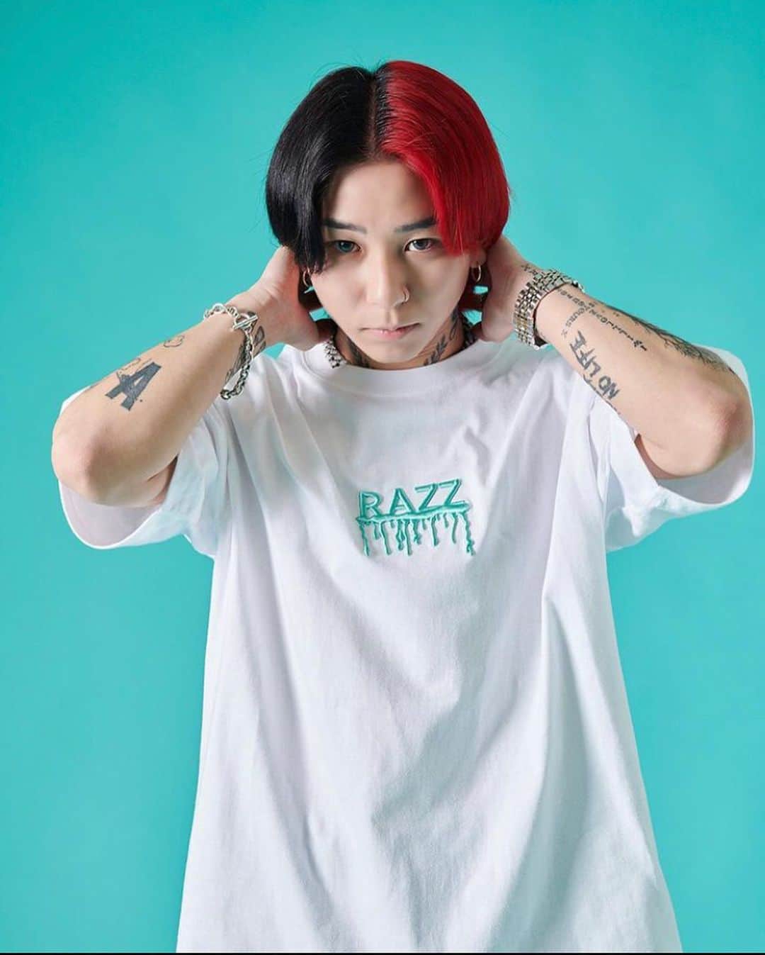BITTER STORE OFFICIAL Instagramのインスタグラム：「. //RAZZから新作Tシャツが２型発売開始！//  人気ブランド @razztokyo から今期の新作が発売開始😁🔥  タフなボディの胸元に３D刺繍を施した一枚と、胸元にサガラワッペン、バックにプリントを配置したインパクトある一枚の計２型を用意💨  RAZZらしい、ユニセックスに着用出来る洗練されたデザインをぜひこの機会に👌  尚、数に限りがございますのでお早めにお買い求めください😎  購入は写真をタップ！ 品番:rzpg23-a01  model: @salt_official__  @kouki19911006 @ken.y30   #bitter #bitterstore #mensfashion #mensstyle #メンズスタイル #メンズファッション #tシャツコーデ #白tコーデ #白tシャツ #ストリートコーデ #夏コーデ #夏スタイル #ヒッチハイクシンガーsalt #razztokyo #salt」