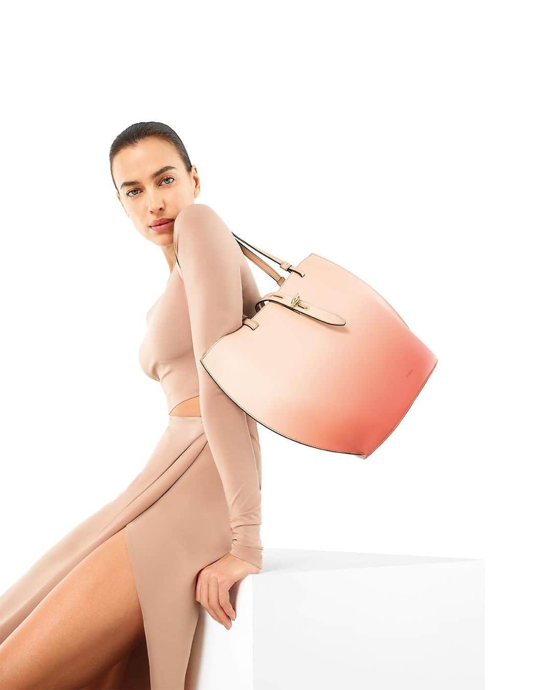 フルラのインスタグラム：「Effortless and elegant, all in one. @irinashayk with Unica Furla maxi tote bag.  #Furla #FurlaColors  Talent: Irina Shayk (@irinashayk) Photographer: Koto Bolofo (@kotobolofo) Art Direction and graphic design by Roberto Da Pozzo (@roberto_da_pozzo) Film Director: Koto Bolofo / Paolo Zambaldi (@kotobolofo / @paolozambaldi) Styling by: Carola Bianchi (@carolabianchi1) Glam by:  Make up Artist: Miciko Ikeda (@michikoikeda) Hair Stylist: Alessandro Squarza (@scoobyhair)」