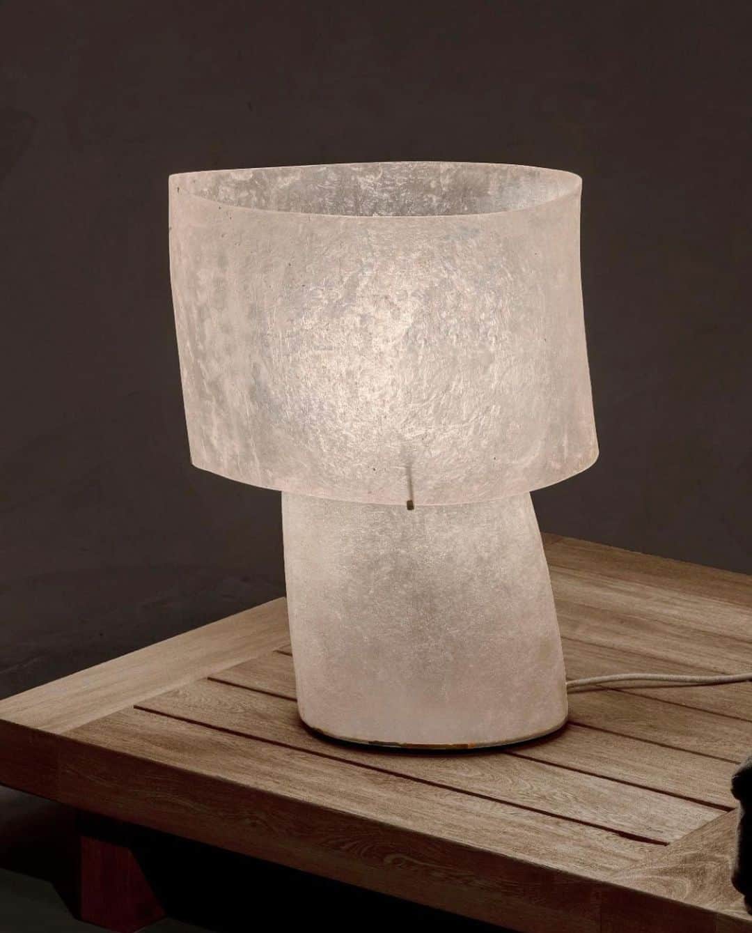 Frida Ramstedtのインスタグラム：「What a beauty 👌🏻 Fibreglass lamp by @kilzi.es   #interior #designobject #fibreglass」