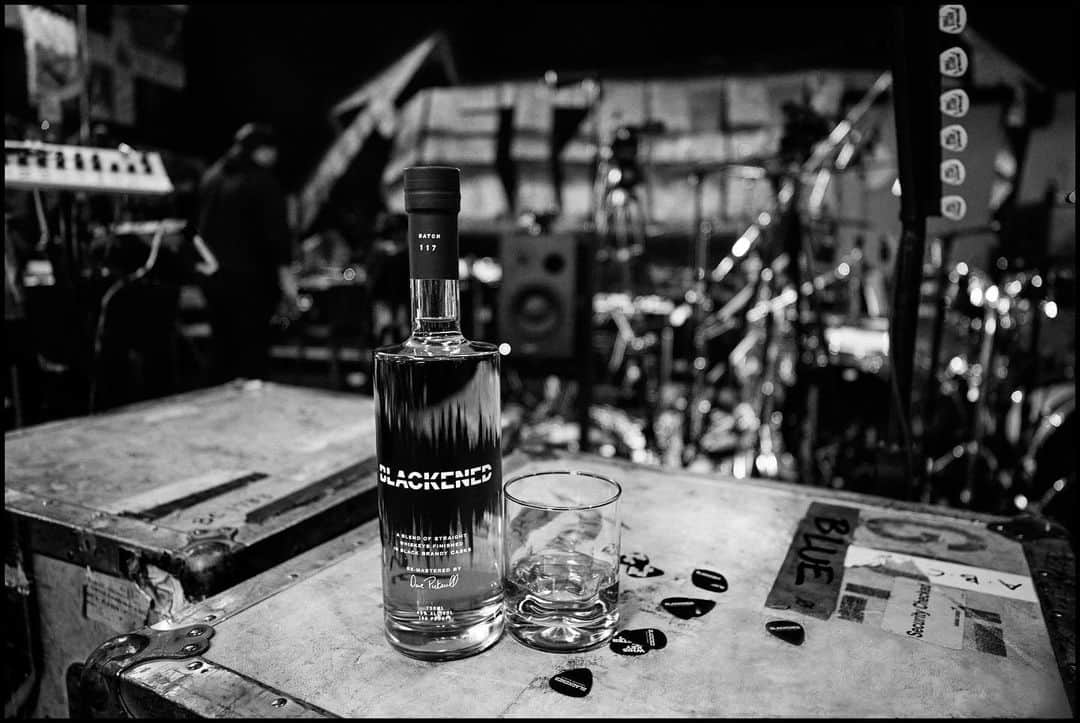 メタリカのインスタグラム：「We are psyched that BLACKENED Whiskey is now shipping in the UK & EU exclusively through @The_Spirit_Co.  Grab a bottle at the link in bio. 🥃」