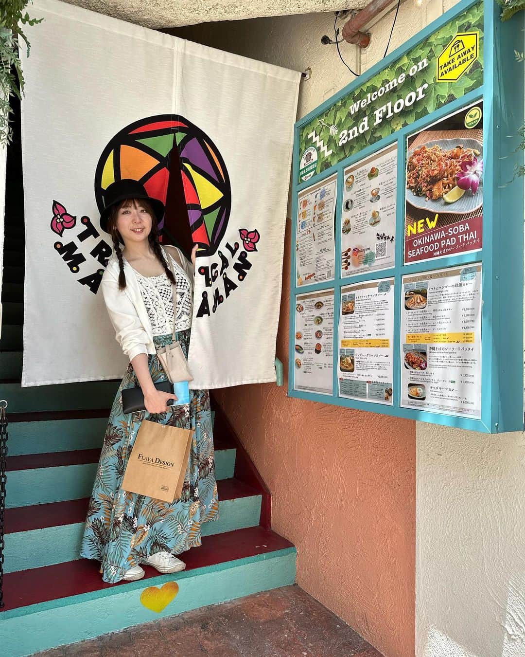 星那美月さんのインスタグラム写真 - (星那美月Instagram)「やえみつ沖縄グルメ旅３日目🌺ランチはアメリカンヴィレッジでお買い物ついでにアメリカンビレッジ内にある沖縄で1番南国感溢れるカレー屋さん🏝🍛  ✔︎オキナワマッサマンカレー ✔︎トマトとマンゴーの欧風カレーBIGチキンカツ ✔︎バタフライピニャコラーダ ✔︎マンゴーソイスムージー  私が食べたマッサマンカレーはお店のイチオシメニューで沖縄の太陽をたっぷり浴びた黒糖やハイビスカス、マンゴー、島胡椒を使った南国感満載の贅沢カレー🍛  18種のハーブやスパイスを使っているのだけど、辛さも選べるしパクチーなしも対応してくれます🙆‍♀️マッサマンカレーまた絶対食べに行く🥹  🏝TROPICAL MASSAMAN🌺 📍 沖縄県中頭郡北谷町美浜9-1デポアイランドA棟2階 ⏰11:00〜21:30(Lo.21:00) 🥕🇬🇧Vegan,English OK ☎️08075801591 💰現金使えません(クレジットカード、QR、電子マネー、商品券使用可能)  PR @tropicalmassaman_okinawa #スパイスカレー #アメリカンビレッジ #沖縄カフェ #沖縄旅行 #トロピカルマッサマン #沖縄グルメ #沖縄カレー #沖縄ランチ」5月12日 19時01分 - mitsukihoshina