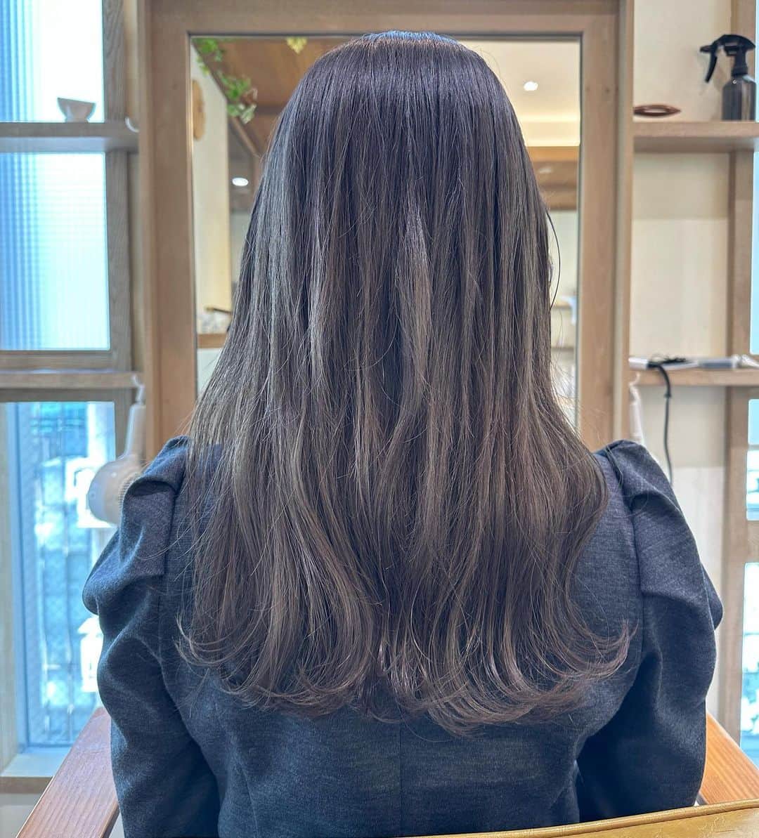 のインスタグラム：「ヘアカラー。 7/1(土)姿月あさとソロコンサートのヘアスタイルのために、前髪の量を増やしたり。  今回も様々な要望に応えていただき感謝🙏  #hairsalon #canaan #ginza #ウィッグ持っていってあーだこーだ相談 #褪色して色が変わる時期を見計らって次の予約 #舞台のためのヘアスタイルヘアカラー #私生活は無視🤣」