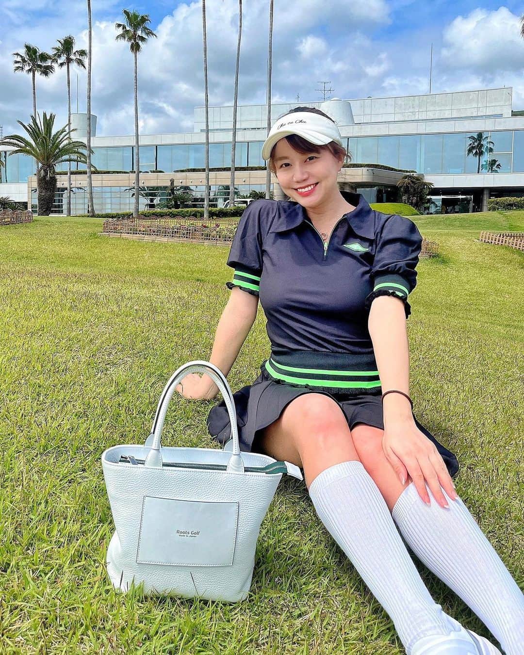 とくさきのインスタグラム：「最近発売開始した @roots_golf のカートバッグを初下ろし🤍💚 . カートバッグがホワイト×グリーンだから ウェアはブラック×グリーンにしてみた🫶❤️😍 . 可愛くない？✨ こういうデザインのカートバッグだとゴルフ終わりのご飯の時とかもお店に持って行きやすいって思うの私だけかな？🥰 .  #ゴルフ#ゴルフ女子#golf#golfgirl#golfswing#ゴルフスイング#sports#スポーツ#スポーツ女子#골프#골프여자#尔夫球#高尔夫#ゴルフウェア#golfwear」