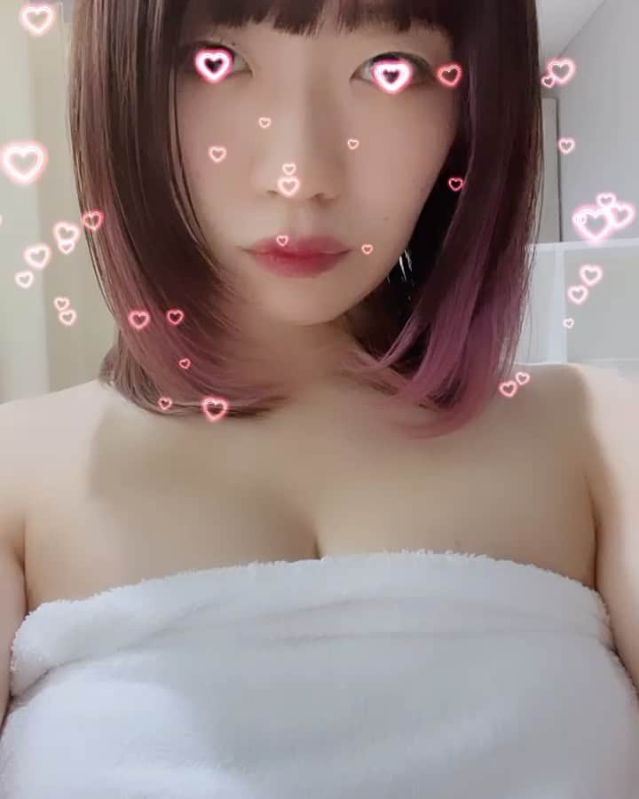 ぱいぱいでか美のインスタグラム：「ムッチムチでワロタ . 先週のオールナイトフジコ、 フジコネシートの方の写真は載せたけど サウナの方の写真載せてなかった！ でもバタバタしてまともなのない！ けどひっっっっさしぶりにこういう 肉体がわかる感じの働きをしたので 載せます。笑 改名してからグラビアやってないけど やりたくなくてやってないわけでも めっちゃやりたいのにやってないわけでもなく 何となく、まあ面白そうなタイミングがあればいいか〜 くらいの気持ちなので 「オールナイトフジコでサウナに入る」 というのはグラビアとかじゃないけど 一番いい環境で久しぶりにやらせてもらったな〜という感じでした。笑 サウナまじで暑くてよかった🔥また入りたいあのサウナに🔥 今週はオールナイトフジコの放送がお休みだから見逃し配信期間長いみたい！ コムドットさんもフジコネシートいたり豪華だったので まだの方はTVerでぜひね〜！ . #オールナイトフジコ #サウナトーク #でか美ちゃん」