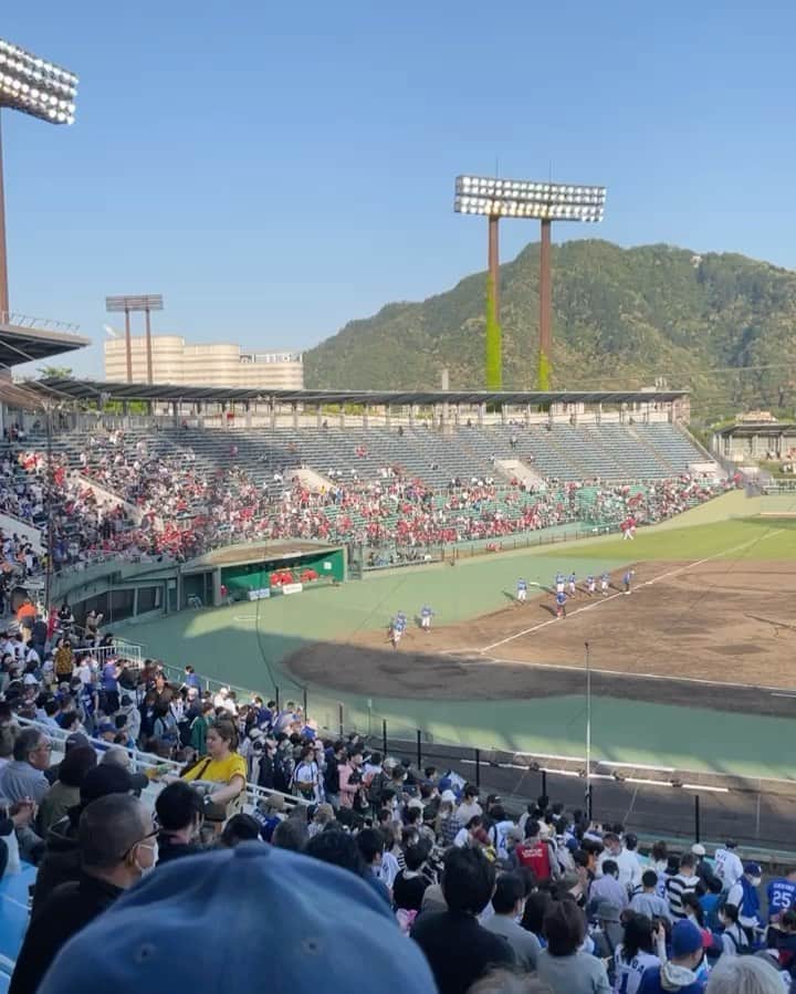 松本拓也のインスタグラム：「2023.5.9 中日vs広島@長良川球場  実は岐阜に来た頃に、人と人の繋がりで荒木さんを紹介していただきまして、その縁でこの試合　観に行かせていただきました。  この中で参考になったのは、守備時の内野手のタイミングの取り方。 GKで言う　プレジャンプと呼ばれているとこですかね。  この準備段階は見ていてとても参考になりました。 全員が同じでは無く、それぞれの合わせ方があり、これはまた荒木さんとの話、盛り上がりそうです。笑  また、周りの観客の話も面白かったです。笑 昨年　豊田スタジアムに代表戦観に行った時も思ったんだけど、、、  ってこの先書いたら色々面倒な事になりそうだからやめとこ。笑  また８月の終わりには、巨人vs広島が長良川であるし、行けたら行こーっと。」