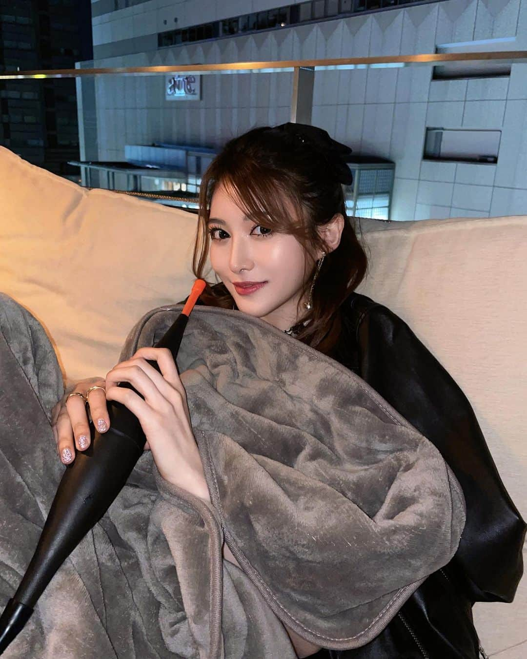 相沢みなみさんのインスタグラム写真 - (相沢みなみInstagram)「CHILL TIME 🌬️🤍 Sometime I spend at shisha bar for relaxing. What do u do for ur relax time?? . みんなはリラックスしたい時何するー？ 私はシーシャ吸ってのんびりするのも好き❤︎ . #shisha #シーシャ  . #相沢みなみ  #minamiaizawa」5月12日 19時04分 - epoint2016