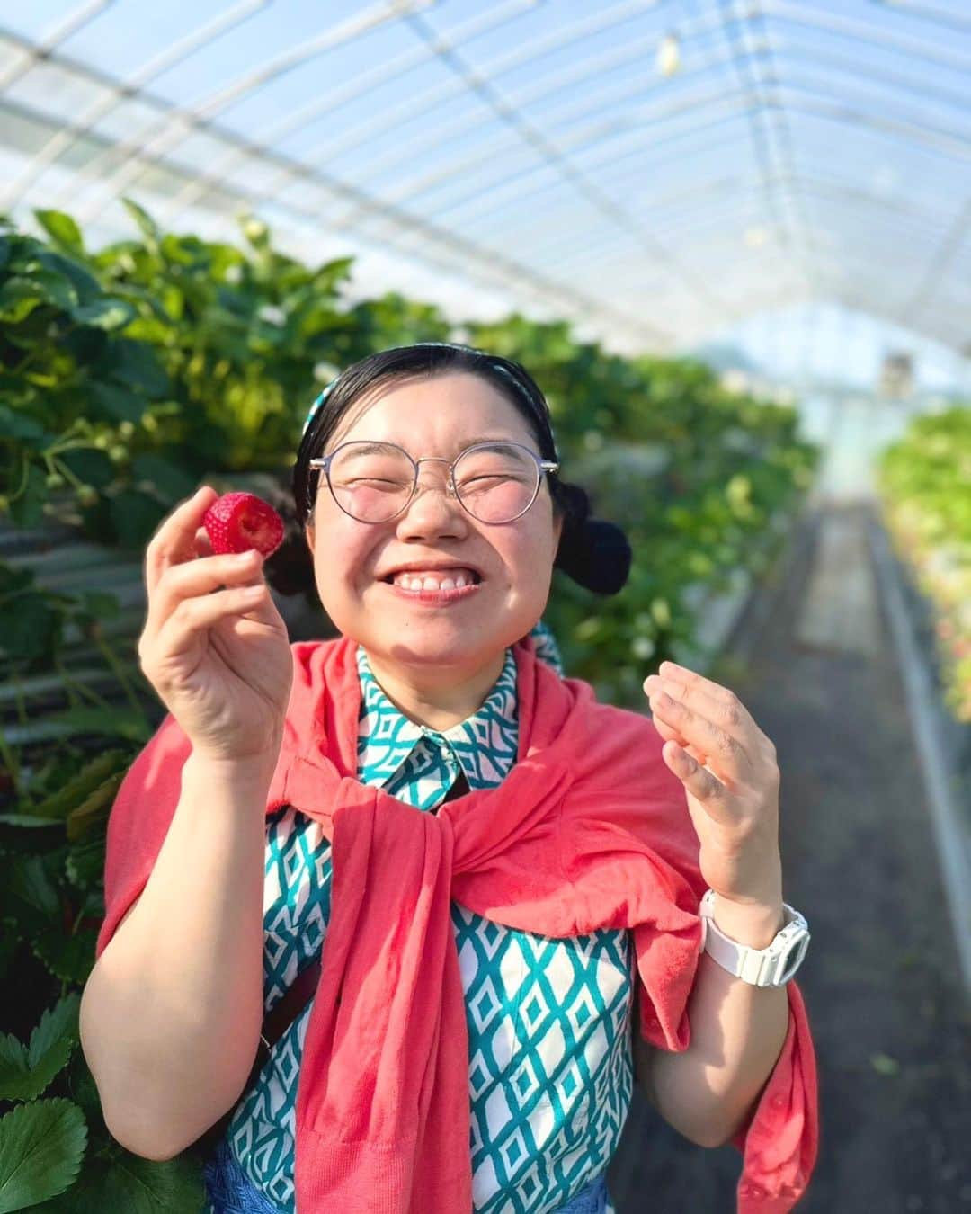 竹内里奈さんのインスタグラム写真 - (竹内里奈Instagram)「🍓♡ チバテレの駒井アナ、 そしてもう1人は・・・😳☞ 山武市観光大使の芸術家バルちゃん🎨！  観光大使に案内してもらえるなんて 益々山武が好きになりました🫶 山武の苺美味しすぎる🤤 @barusamikoyasu ありがとうーー！！✨  チバテレアナのときも、 初めての取材が成東のストロベリーロードでした☺️ 懐かしいなあ♬  2人と久々にゆーっくり過ごせて嬉しかった🥰 ・ ・ ・ ・ ・ ・ ・ ・ #チバテレ #いちご狩り #strawberry #山武市 #観光大使 #アナウンサー #女子アナ #竹内里奈」5月12日 19時15分 - rina.takeuch