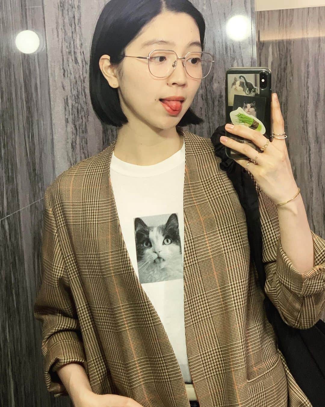 小谷実由のインスタグラム：「猫多発🐈🐈🐈🐈  (初代しらすT #通常舌出T 再販受注受付中🐟)」