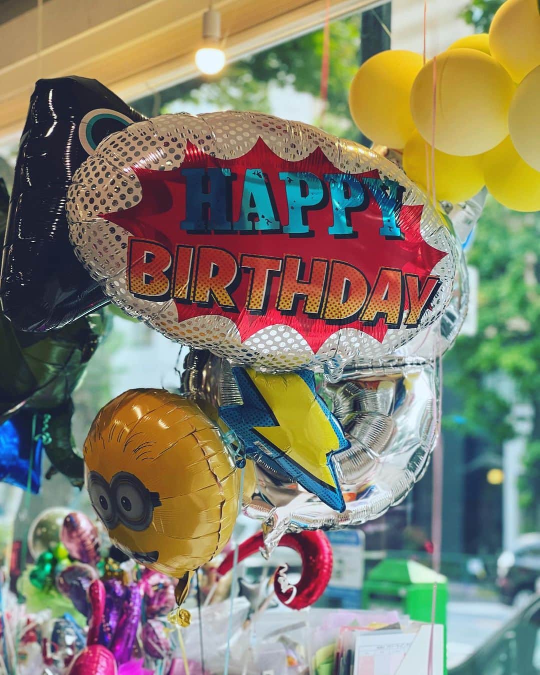 神崎恵のインスタグラム：「・ はやいものです。。🎈🎂🥳🎉」