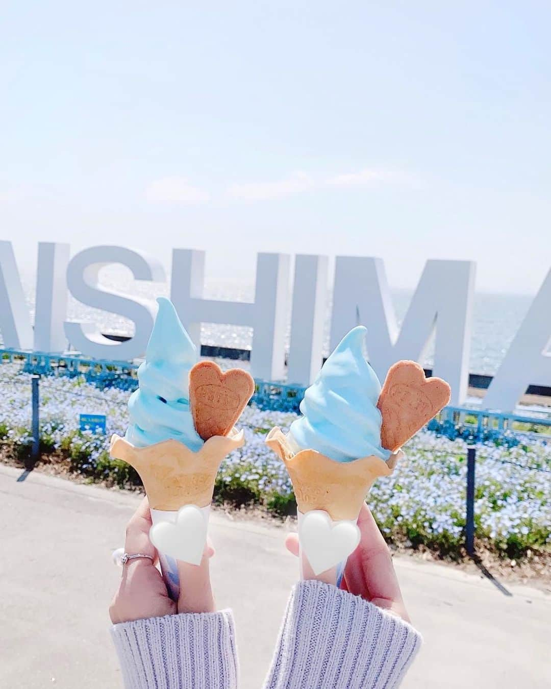 原かれんさんのインスタグラム写真 - (原かれんInstagram)「᯽ 🍦💎✨ . . . 風強くてすぐ溶けた😹😹 . . . . . . . . . . . #原かれん #かれんたん #nmb48 #ぴろぴろ #idol  #茶髪ロング #dazzlin #ダズリンコーデ #ダズリン #ニットワンピース #お花畑コーデ #お花畑 #ネモフィラ祭り #ネモフィラ畑 #ネモフィラ #舞洲 #舞洲シーサイドパーク #今日のコーデ #ぴろコーデ  #くびれ作り #아이돌　#ootd #오오티디 #팔로우  #좋아요 #01 #일본　#女子力委員長 #みんなのレディコーデ  #お姉さんコーデ」5月12日 19時09分 - karen_hara315