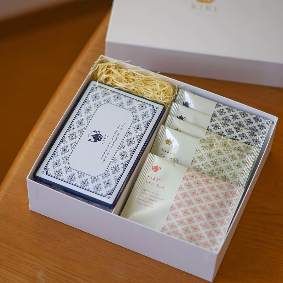 きょん。さんのインスタグラム写真 - (きょん。Instagram)「.  .  TEA ROOM KIKI @tearoomkiki  母の日に、とか 一瞬思ったりしてみたんだけども、 結局今回も独り占めしてしまったよ、 @tearoomkiki のバターサンドBOX。  だってですね、 ショコラオランジュに代わって、 春と夏限定の翡翠レモンが 仲間入りしたんですもん...！  しかもですよ、 お紅茶3種類付きなんですもん...☕️ (KIKIオリジナルブレンド/ビンテージ/アールグレイ)  予約受付の告知は、 KIKIの公式Instagramにて行われているので、 ぜひチェックしてみてくださいーっ！  #TEAROOMKIKI#大阪テイクアウト#バターサンド #バターサンド#ELLEsmarket#母の日#紅茶専門店 #ギフトスイーツ#おやつどき #japanesesweets#japanesefood#japantrip#おやつ時間 #大阪カフェ#京都カフェ#大阪スイーツ#京都スイーツ」5月12日 19時09分 - kyon_tokiiro