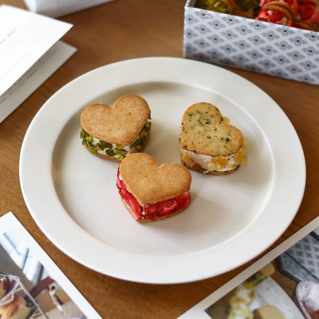 きょん。さんのインスタグラム写真 - (きょん。Instagram)「.  .  TEA ROOM KIKI @tearoomkiki  母の日に、とか 一瞬思ったりしてみたんだけども、 結局今回も独り占めしてしまったよ、 @tearoomkiki のバターサンドBOX。  だってですね、 ショコラオランジュに代わって、 春と夏限定の翡翠レモンが 仲間入りしたんですもん...！  しかもですよ、 お紅茶3種類付きなんですもん...☕️ (KIKIオリジナルブレンド/ビンテージ/アールグレイ)  予約受付の告知は、 KIKIの公式Instagramにて行われているので、 ぜひチェックしてみてくださいーっ！  #TEAROOMKIKI#大阪テイクアウト#バターサンド #バターサンド#ELLEsmarket#母の日#紅茶専門店 #ギフトスイーツ#おやつどき #japanesesweets#japanesefood#japantrip#おやつ時間 #大阪カフェ#京都カフェ#大阪スイーツ#京都スイーツ」5月12日 19時09分 - kyon_tokiiro