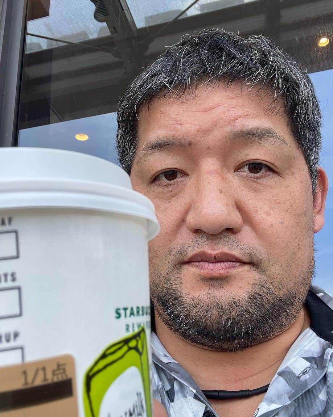 のインスタグラム：「ソイラテと白髪巨おじ #starbucks  #ソイラテ」