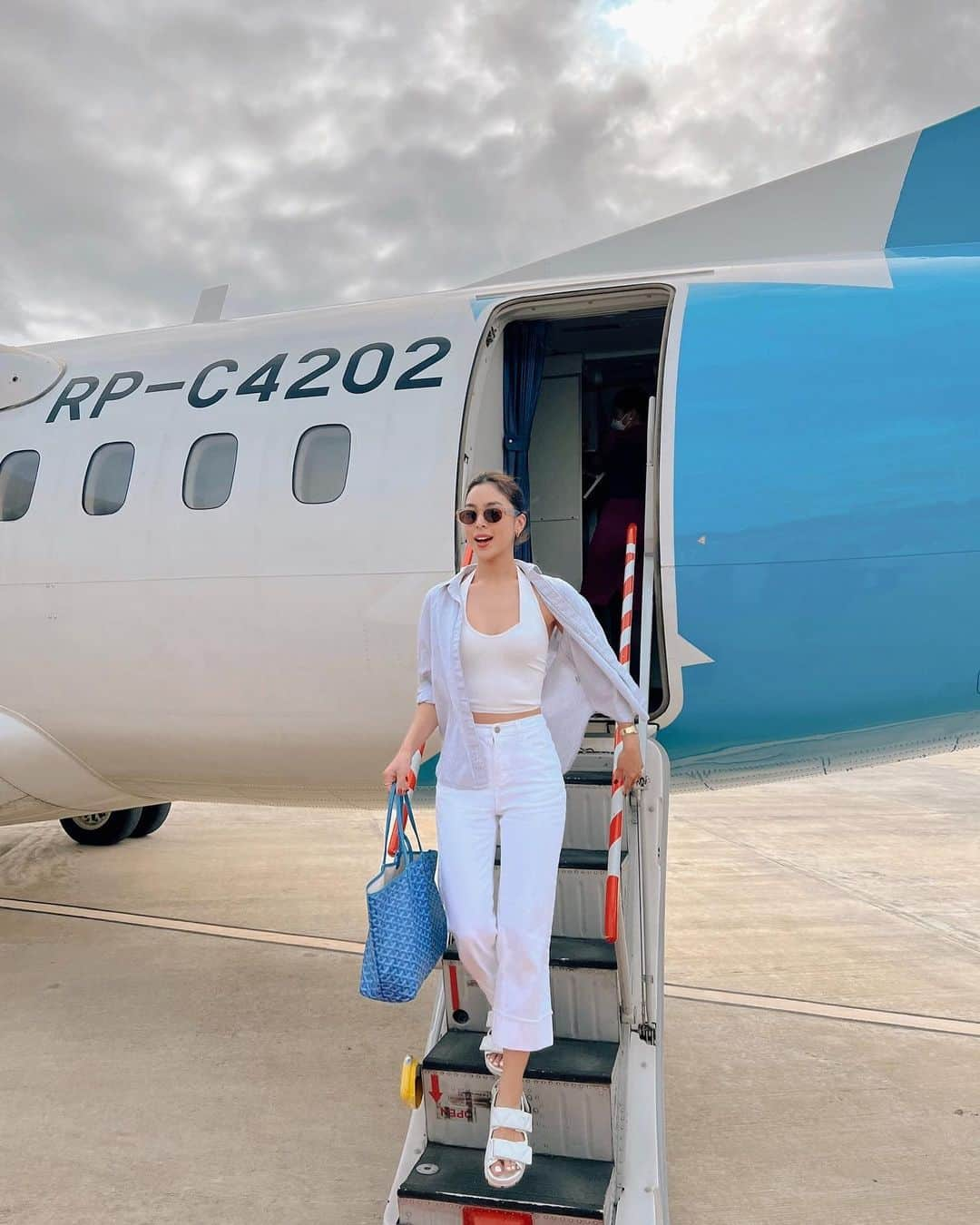 ジュリア バレットのインスタグラム：「Touchdown Sicogon Island. Our first destination of the year @jujuonthegotv. We’ve missed this and we’ve missed you. Excited to explore 🥰   Direct flight via @airswift.airlinesph ✈️」