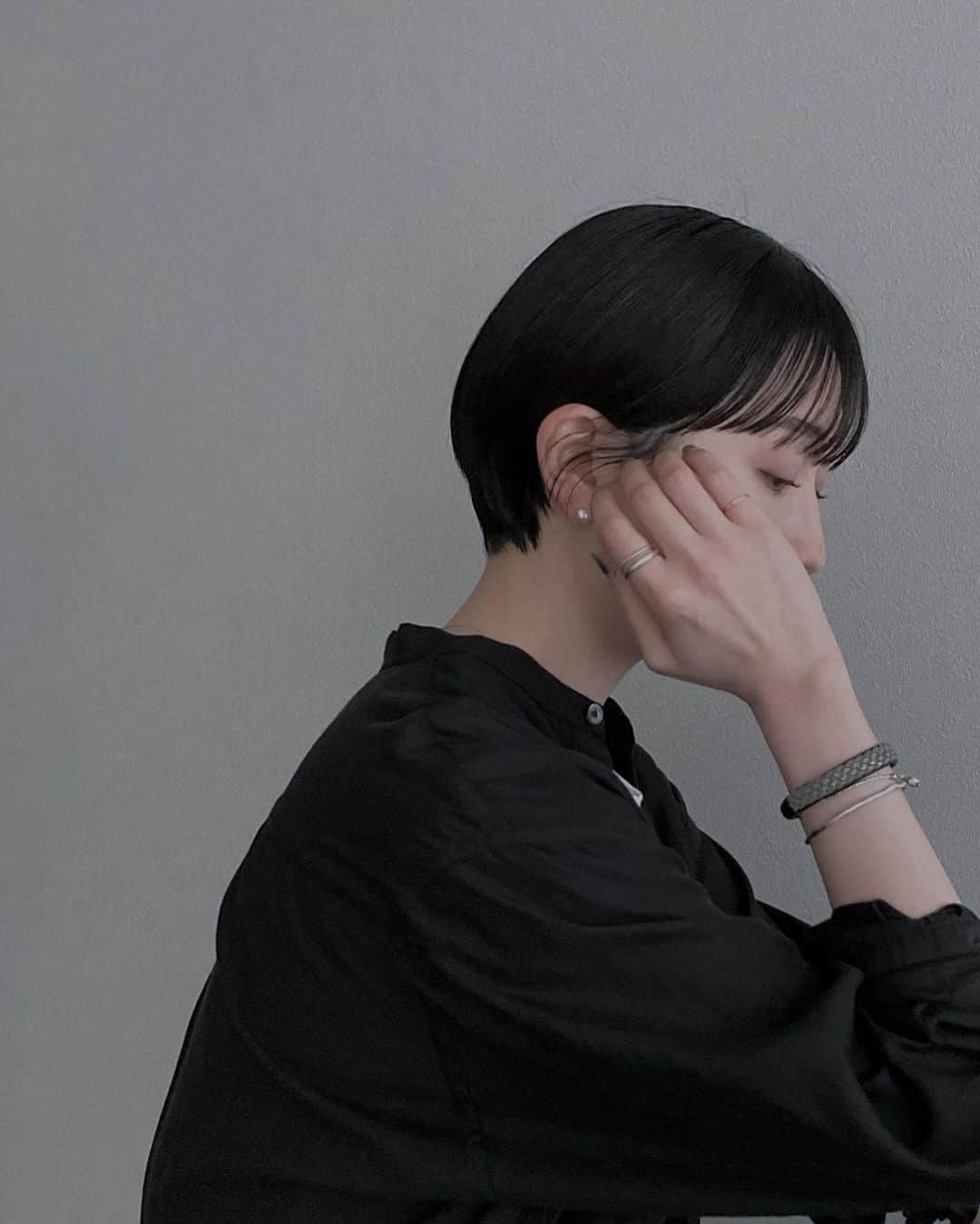 __784__のインスタグラム：「前々から気になっていたサロンで眉毛とまつ毛のメンテナンスを。顔の印象となりたい雰囲気に合わせて、眉毛は平行気味のアーチ眉、まつ毛は緩やかなCカールに。 目もとが綺麗に整うと気持ちが明るくなって、モチベーションもぐんと上がる。小さなことだけど、自分の機嫌を取るのに欠かせない存在。」