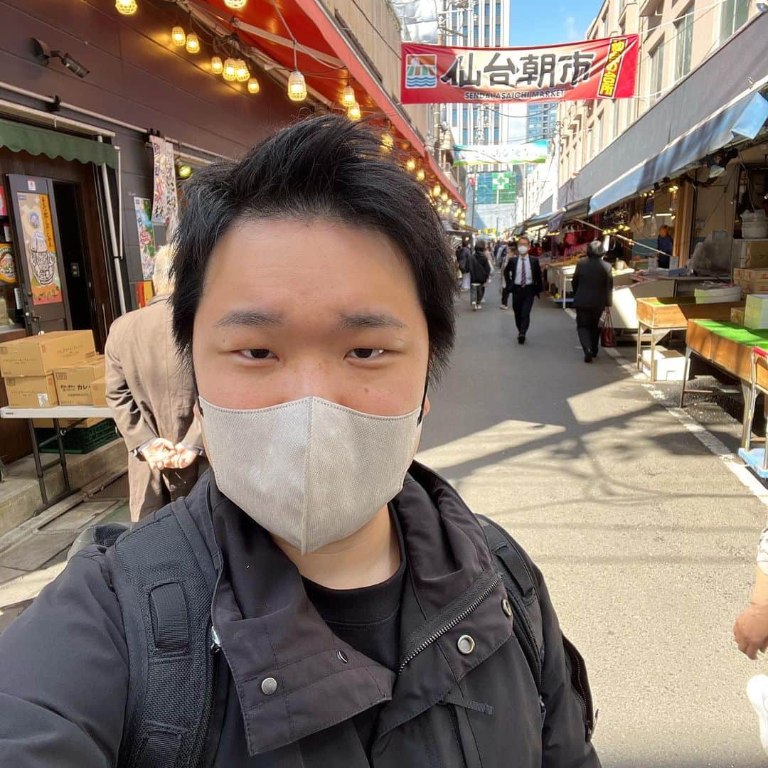 トミックのインスタグラム：「仙台駅すぐの朝市👅  #トミック  #tomikkunet #youtuber  #youtuber好きな人と繋がりたい  #料理  #料理好きな人と繋がりたい  #japanese #cooking #海鮮丼 #仙台朝市  #仙台グルメ  #仙台   23.04.27」