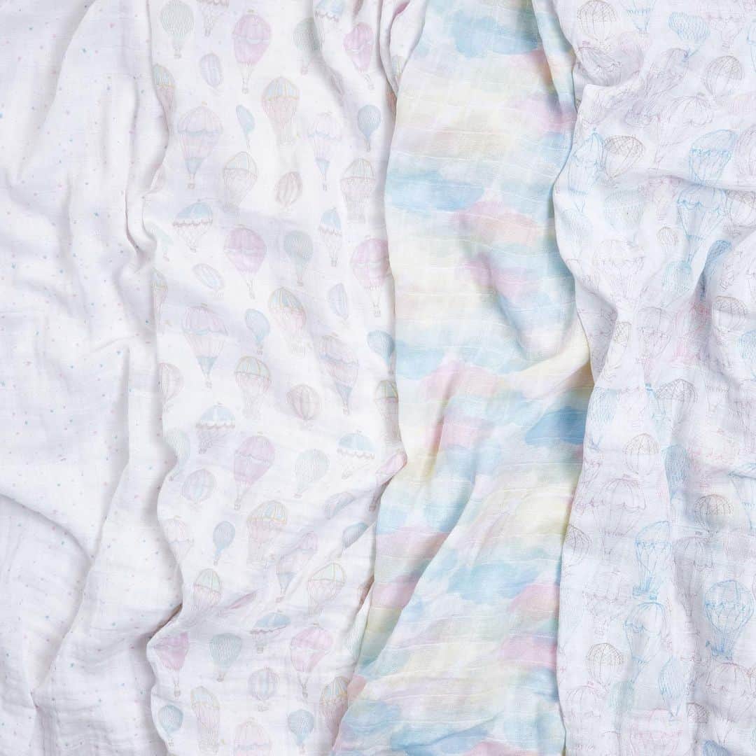 blossom39_officialのインスタグラム：「. aden＋anaisプレゼントキャンペーンへのたくさんのご応募ありがとうございます！  応募期間は本日2023年5月12日(金)23:59までとなっておりますので、まだ応募がお済みでない方も是非お待ちしております🙌  キャンペーンの詳細、ご応募は2つ前の投稿をご確認くださいませ。  今回発売のオーガニックコレクションの新柄は3種類🌿 《above the clouds》 水彩タッチの優しいカラーで熱気球などがデザインされています。 《oceanic》 大きなクジラたちがゆったりと泳ぐような海の中をイメージしています。 《map the stars》 動物や星空、天体など想像をかきたてるモチーフで夜空が表現されています。  展開アイテムも豊富なので、同じ柄で揃えて持つも良し、アイテムによって違う柄を選んでも楽しめます。  ・おくるみ（4枚組/2枚組） ・ブランケット ・スリーパー ・ウォッシュクロス ・スナップビブ ・バーピービブ  #blossom39 #adenandanais #オーガニックおくるみ #オーガニックコットン #出産準備 #出産祝い #スリーパー」
