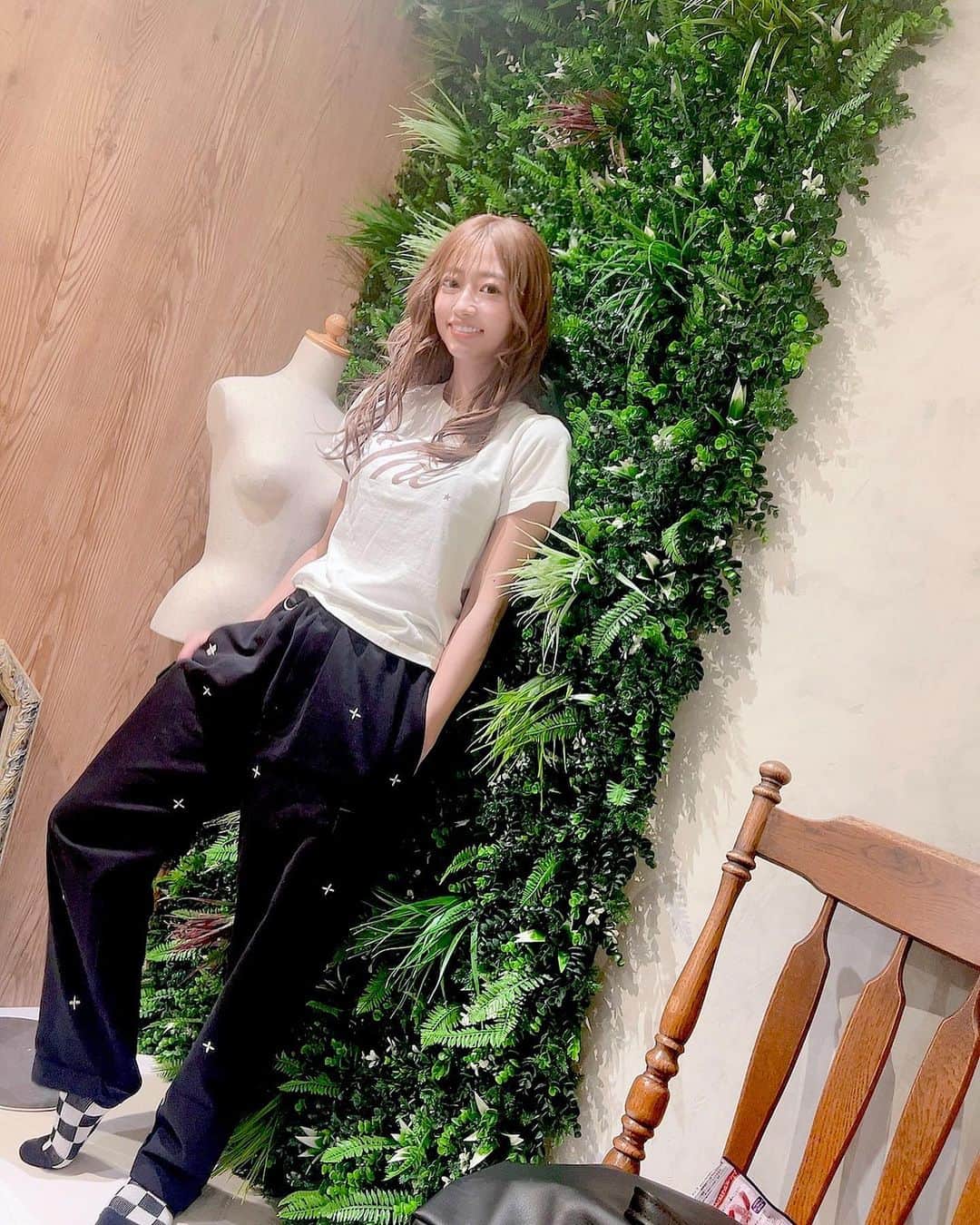大貫彩香さんのインスタグラム写真 - (大貫彩香Instagram)「tops & bottom @_73r_   刺繍がめっちゃ可愛くて🥰🥰 みんなに好評✨なボトムは メンズサイズなんだけど 紐がついてるから縛ると止まって女性でも履きこなせます！新作で半ズボンが出てるみたい！ ハイカットのスニーカーと履いてるのがめちゃくちゃ可愛いんだけど全然トータルの写真が撮れてなくて泣 誰か持ってる人いませんか？🥲と思ったら10号車との写真に写ってたのでそちら次に載せます！時差投稿ていつしたらいいの？て思ってる写真で履いてるハイカットも可愛いので最後になんとなく載せますね！笑  トップスはあえてキッズサイズの150cmをピチッと着てます。丈感も短くなってバランスがいい感じで好き！ 他にSHEINで買ったピンクのトップスと着るのも好き！案件じゃないよ！ボトムが可愛過ぎて、ちっちゃい服探しにハマってたよー！また載せるかもー！💡」5月12日 19時22分 - sayaka_oonuki