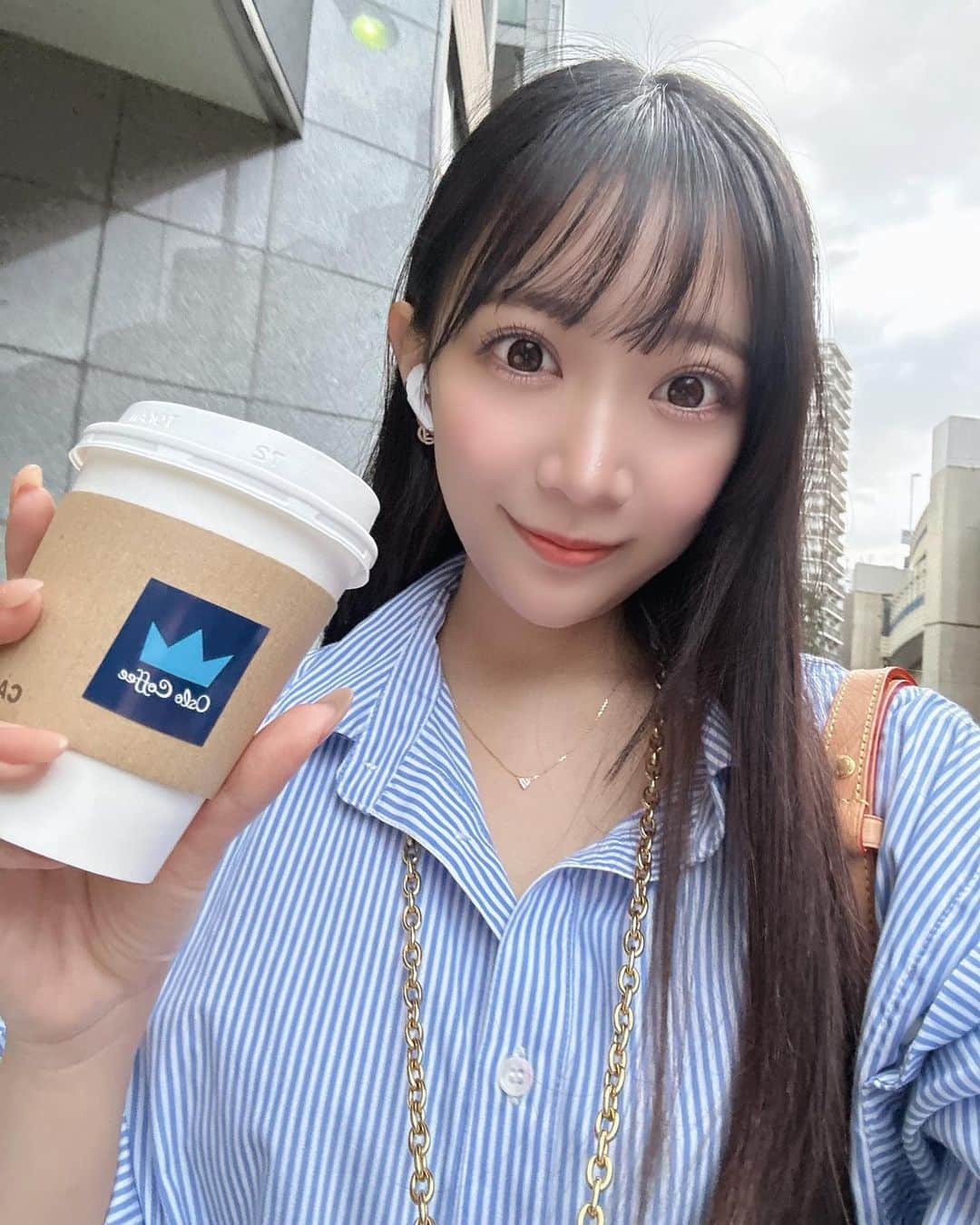 高木美穂のインスタグラム：「今日は少し肌寒いね😣💭 ° 歩いてたら寒かったから、ホットコーヒー買いました☕️いつもはアイス派🥤 ° #oslocoffee #コーヒー #お散歩 #散歩」