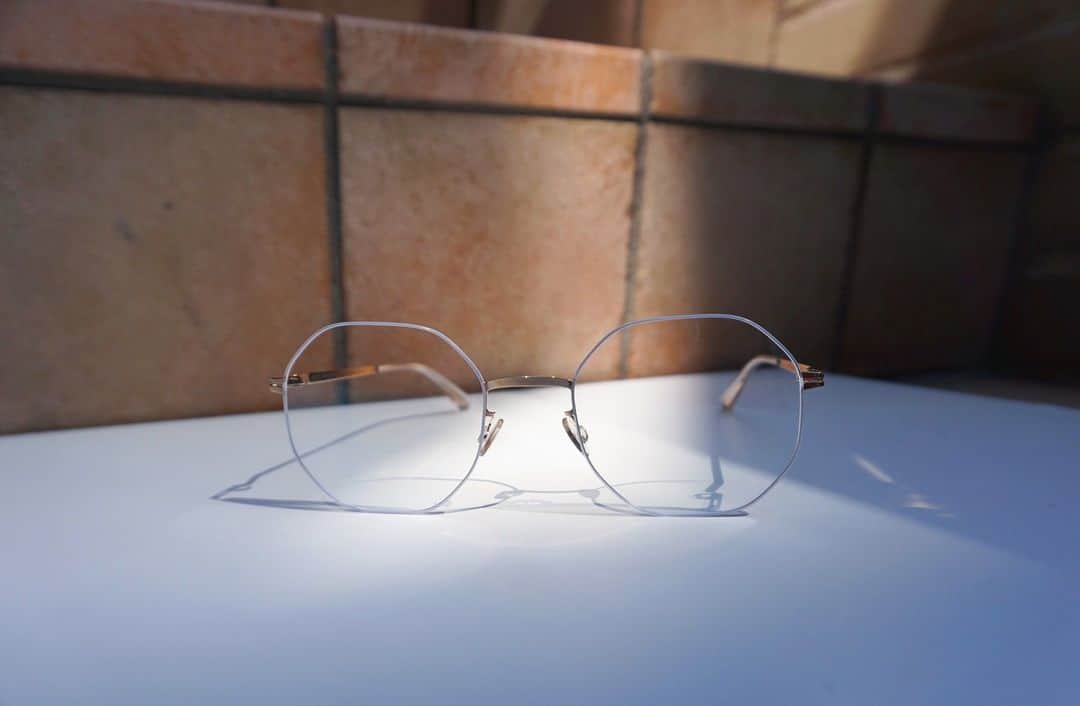 MYKITA SHOP TOKYOのインスタグラム：「【LESSRIM Collection "KAORI Silver/Champagnegold"】   いつもご覧いただきありがとうございます。 本日はLESSRIM Collectionの”KAORI”をご紹介させていただきます。   少し大ぶりな8角形の個性的なデザインですが、LESSRIMならではのリムの細さが調和するのでトライしやすい多角形モデルです。 モデルカラーのChampagne Goldは黄みを抑えているため、いやらしさがなく肌に馴染むので男性でもお使いいただきやすいカラーとなっております。   これからの季節はカラーレンズを入れていただき、サングラスとしてお作りいたただくのもお勧めです。  LESSRIM Collection "KAORI Silver/Champagnegold"   Thank you for visiting our website. Today, we would like to introduce "KAORI" from the LESSRIM Collection.   It is a unique design with a slightly large octagonal shape, but the narrow rim, which is unique to LESSRIM, makes it a polygonal model that is easy to try. The model's color, Champagne Gold, has a low yellow tint, so it blends in with the skin without being obnoxious, making it an easy color for men to wear.   It is also recommended to wear them as sunglasses with colored lenses in the coming season.  #mykita  #mykitalessrim  #eyewear  #eyewearfashion  #マイキータ  #メガネ」