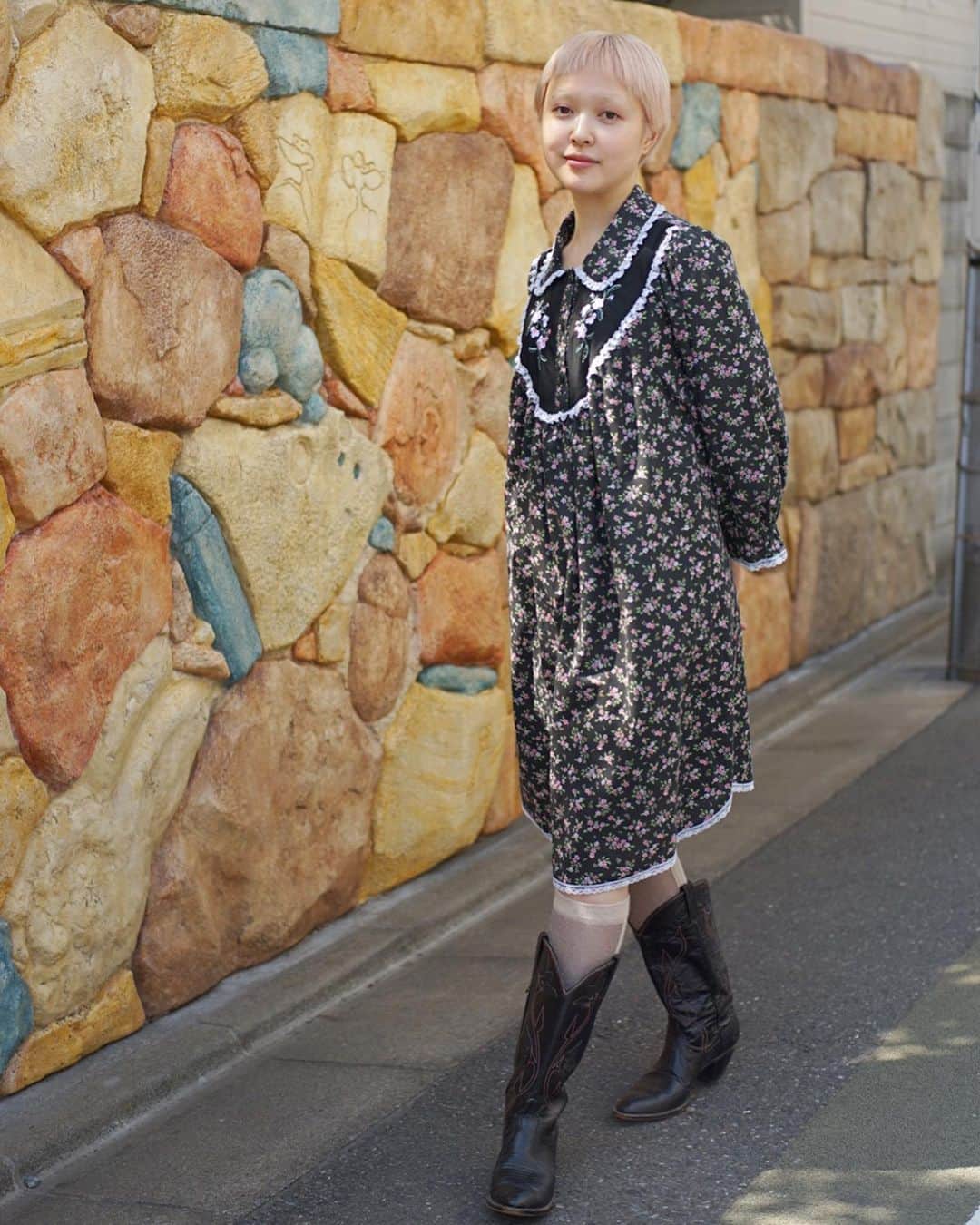 のインスタグラム：「❤️ NEW ARRIVAL ❤️ ☑︎ Flower dot pink tailored jacket ☑︎ Small flower western lace dress  Now on sale ➡︎ ONLINE STORE  model / @momooka_koyoi」