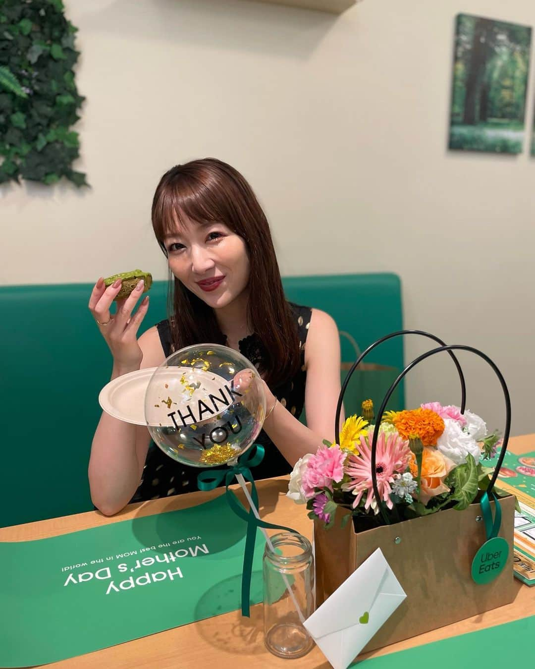 梅野舞さんのインスタグラム写真 - (梅野舞Instagram)「★Uber Eats ファミリーレストラン  ”家族にうれしいヘルプ”をコンセプトとする新キャンペーンを開始されました👏✨✨  世の中のお母さんの支えになりたい！！ そんな思いから、母の日に合わせた  5 月 12 日(金)から 14 日(日) までの期間限定で、  Uber Eats 初となる日本のファミリーレストランを進化させた 「Uber Eats ファミレス」が オープン🚩ということで 早速お邪魔してきました♪  Uber Eatsの メインカラーである グリーンを基調とする清潔感溢れる空間は居心地も良く😊  キッズエリアも設けられいるため お子さんも楽しめそう♬  近隣店舗より様々な お食事やデザート 更に母の日のギフトも注文でき 💐✨💝✨ 特設ファミレスを楽しむことができます♬  ※来場者限定で、当日会場内からのご注文に使える ❤️最大 2,000 円分のクーポン❤️を一組につき 1 枚プレゼント！！  この週末は料理の 支度をする代わりに 【Uber Eats ファミリーレストラン】で ご家族との大切な時間を満喫してみてはいかがでしょうか⁈😍🍽  🌼母の日は、Uber Eats で、 いーんじゃない?  家族にうれしいヘルプです♬  📍開催場所:〒150-0001 東京都渋谷区神宮前6丁目4­1 原宿八角館 1F  🕐営業時間:朝 11 時〜夜 22 時まで(ラストオーダー20 時) *有効期限は 2023 年 5 月 14 日(日)23:55  都内の店舗での1回の利用に限られます。 詳しくは https://z.uber.com/UEFRTC    #UberEats#UberEatsファミレス  #UberEatsで母の日を祝おう#pr #ウーバーイーツ#母の日ギフト #ファミリーレストラン #家族との時間#大切な時間#instagram#instagood#instagramjapan」5月12日 19時33分 - mai.umeno