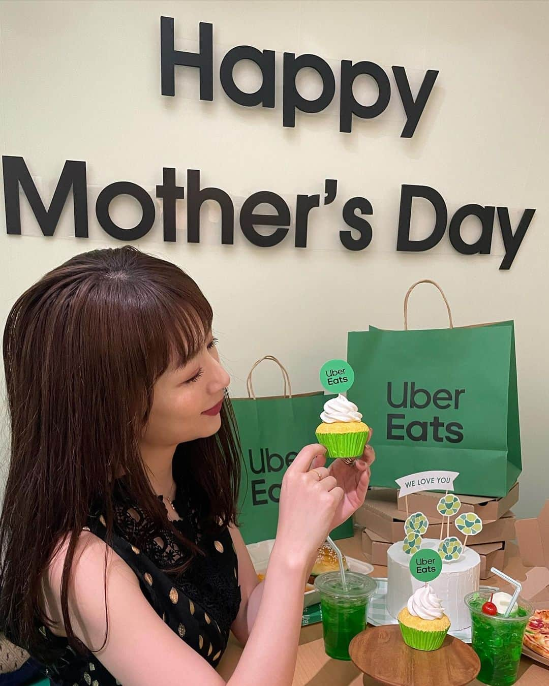 梅野舞さんのインスタグラム写真 - (梅野舞Instagram)「★Uber Eats ファミリーレストラン  ”家族にうれしいヘルプ”をコンセプトとする新キャンペーンを開始されました👏✨✨  世の中のお母さんの支えになりたい！！ そんな思いから、母の日に合わせた  5 月 12 日(金)から 14 日(日) までの期間限定で、  Uber Eats 初となる日本のファミリーレストランを進化させた 「Uber Eats ファミレス」が オープン🚩ということで 早速お邪魔してきました♪  Uber Eatsの メインカラーである グリーンを基調とする清潔感溢れる空間は居心地も良く😊  キッズエリアも設けられいるため お子さんも楽しめそう♬  近隣店舗より様々な お食事やデザート 更に母の日のギフトも注文でき 💐✨💝✨ 特設ファミレスを楽しむことができます♬  ※来場者限定で、当日会場内からのご注文に使える ❤️最大 2,000 円分のクーポン❤️を一組につき 1 枚プレゼント！！  この週末は料理の 支度をする代わりに 【Uber Eats ファミリーレストラン】で ご家族との大切な時間を満喫してみてはいかがでしょうか⁈😍🍽  🌼母の日は、Uber Eats で、 いーんじゃない?  家族にうれしいヘルプです♬  📍開催場所:〒150-0001 東京都渋谷区神宮前6丁目4­1 原宿八角館 1F  🕐営業時間:朝 11 時〜夜 22 時まで(ラストオーダー20 時) *有効期限は 2023 年 5 月 14 日(日)23:55  都内の店舗での1回の利用に限られます。 詳しくは https://z.uber.com/UEFRTC    #UberEats#UberEatsファミレス  #UberEatsで母の日を祝おう#pr #ウーバーイーツ#母の日ギフト #ファミリーレストラン #家族との時間#大切な時間#instagram#instagood#instagramjapan」5月12日 19時33分 - mai.umeno