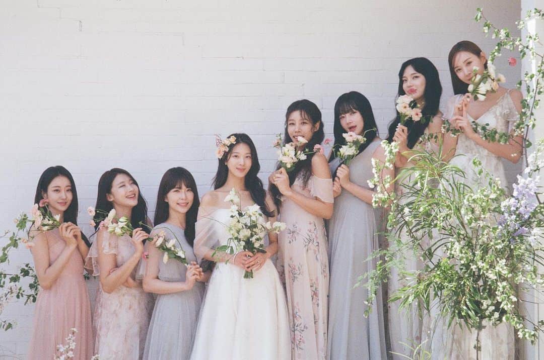 ミナ さんのインスタグラム写真 - (ミナ Instagram)「#ninemuses 🫶🏻🫶🏻🫶🏻 갑자기 결혼식에 서있는 상상하니까 바이킹 타는 기분이야…🤍🫨  Studio : @wwl.studio  Flower : @salgoo.c  Dress : @marrynmari_official @annesbq.official」5月12日 19時33分 - blossomh_