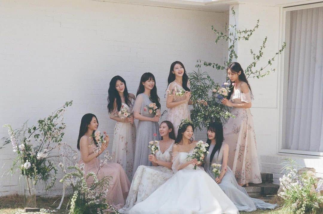 ミナ のインスタグラム：「#ninemuses 🫶🏻🫶🏻🫶🏻 갑자기 결혼식에 서있는 상상하니까 바이킹 타는 기분이야…🤍🫨  Studio : @wwl.studio  Flower : @salgoo.c  Dress : @marrynmari_official @annesbq.official」