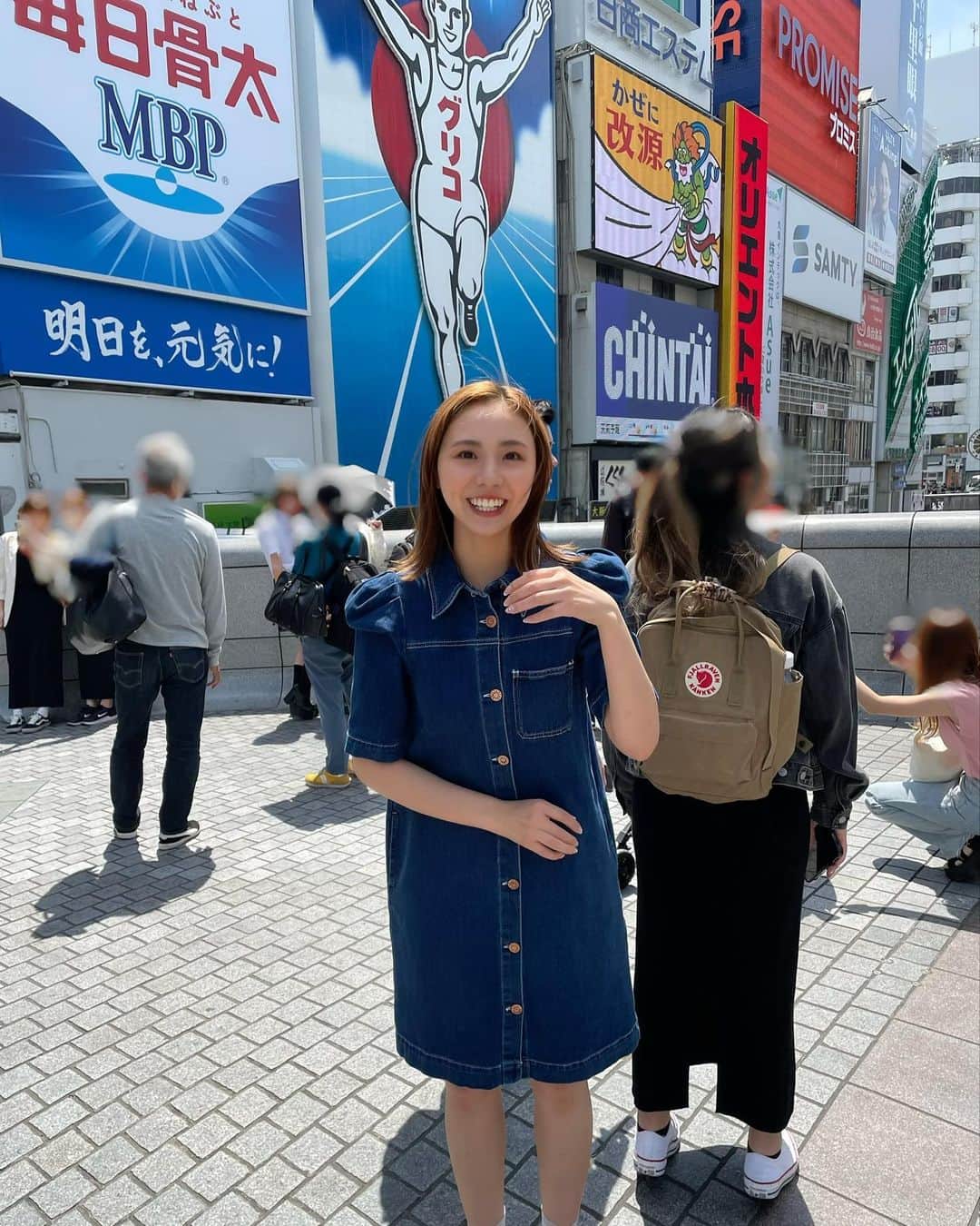 摩耶裕のインスタグラム：「. . 何気に高校生以来に来たかもしれない。笑 このポーズした事なかったからまぁ一応しとこか！となり…  やって良い？ ↓ グリコ ↓ 宝塚ぽいポーズもしとこか。 ↓ ご満悦  の4枚です😊笑  こうすると目立つ腕の長さ😳 退団公演の時に風間さんに長手袋の長さが同じなのに他の人と違うっていつも言われてたの思い出したw  #グリコ  #道頓堀 #腕は長い」