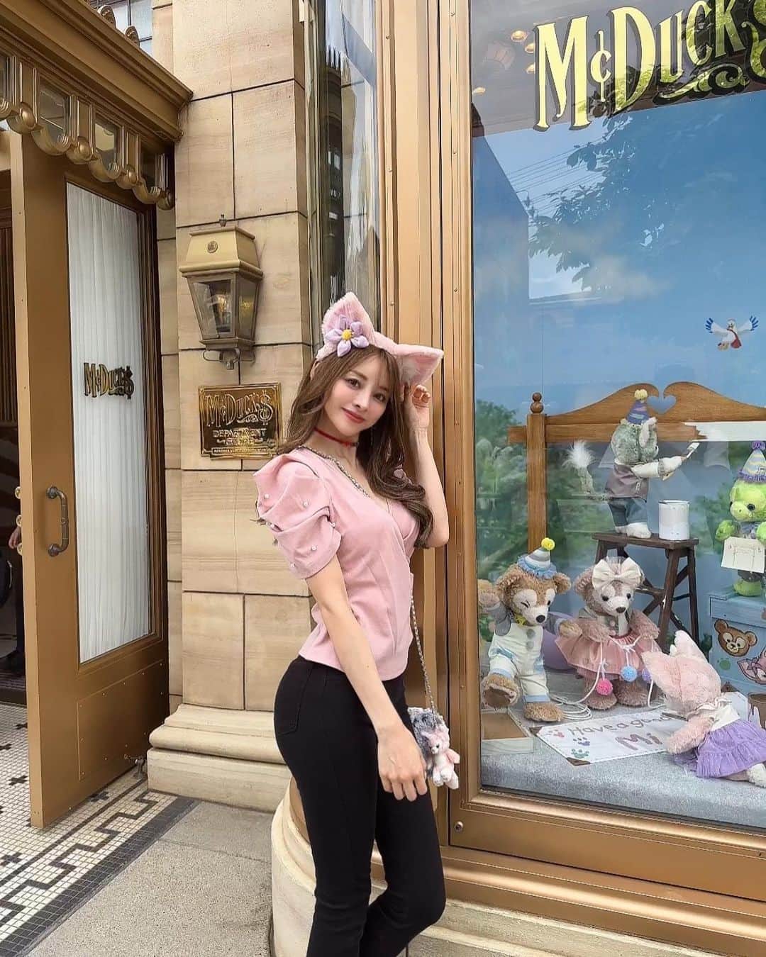 大迫麗香のインスタグラム：「ふとした瞬間に身体が綺麗だと盛れてテンションあがる🥺♥️ ディズニー2枚目✨ 今日のコーディネートは tops @shein_japan  pants @uniqlo_jp  bag&shoes @chanelofficial  choker @dior  身体ができてから、プチプラしか着なくなった✨ また、ディズニー行きたいな✨  #美ボディ #ベストボディジャパン  #女性専用ジム  #美ボディ女子 #恵比寿パーソナルトレーニング #恵比寿ジム #パーソナルトレーニング東京 #代官山パーソナルジム #渋谷パーソナルジム #恵比寿パーソナルジム」