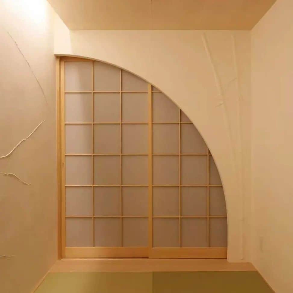 シンプルズさんのインスタグラム写真 - (シンプルズInstagram)「小上がりの和室にアールの垂れ壁を付けることで、和の演出にワンポイント。  左側は漆喰の左官仕上げを一工夫し、夜の間接照明がより映えるようにと。  夜も雰囲気がまたぐっとよくなりますが、竹が見えますかね？  左官屋さんに頑張っていただきました♪ 注文住宅ならではの細工ですね。  ---------------------------------------------------- ブランドアカウント→@utsuwa_allhousenewvase スタッフアカウント→@allhouse_adachi ----------------------------------------------------  ［ホームページ紹介］ https://house.allhouse.co.jp/  #暮らしに寄り添う住まいづくり これをコンセプトにオールハウスのNEWブランド「UTSUWA」は生まれました。  ・ 私達オールハウスは企業理念に、‘‘未来の暮らし楽しくシンプルに,,を、建築事業部としては‘‘永い将来に渡り愉しい家づくりをシンプルに提案していくこと,,を。そして‘‘愉しい家づくり,,として、安心安全で人の五感や感情に自然に寄り添う住まいづくりをしています。 ・ 「UTSUWA」では、あくまで人と暮らしが主体の建築計画をします。私の様な営業をはじめ、設計デザイナーがお客様の暮らしに注目し、寄り添い、接客します。 ・ 通常の工務店は建築計画の際に間取りの話や標準仕様といったハード面を中心にヒアリングし、プランニングをしますが、私達はお客様の暮らしにフォーカスして作図に入ります。 ・ 営業から設計、施工管理、アフターサービスまで一貫しており、10年目以降も5年おきに営業や担当者から点検連絡をします。  #左官の技 #漆喰 #間接照明 #utsuwa_allhousenewvase #allhouse new vase #UTSUWA #器 #愉しい家 #愉しめる家 #時と共に成長する家 #永い将来に渡り愉しい家を #五感で感じる #感情 #自然に寄り添う #素材を活かす #素材感のある家 #自然素材の家 #注文住宅 #注文建築 #広島建築 #allhouse #オールハウス #オールハウス注文住宅 #注文住宅 #広島工務店 #広島注文住宅 #新築一戸建て #広島 #福岡 #府中町」5月12日 19時27分 - allhouse_architecture