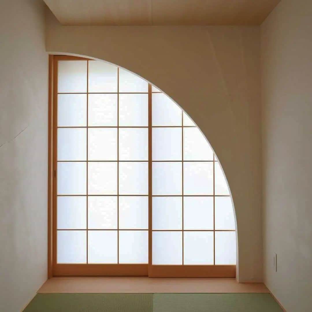 シンプルズさんのインスタグラム写真 - (シンプルズInstagram)「小上がりの和室にアールの垂れ壁を付けることで、和の演出にワンポイント。  左側は漆喰の左官仕上げを一工夫し、夜の間接照明がより映えるようにと。  夜も雰囲気がまたぐっとよくなりますが、竹が見えますかね？  左官屋さんに頑張っていただきました♪ 注文住宅ならではの細工ですね。  ---------------------------------------------------- ブランドアカウント→@utsuwa_allhousenewvase スタッフアカウント→@allhouse_adachi ----------------------------------------------------  ［ホームページ紹介］ https://house.allhouse.co.jp/  #暮らしに寄り添う住まいづくり これをコンセプトにオールハウスのNEWブランド「UTSUWA」は生まれました。  ・ 私達オールハウスは企業理念に、‘‘未来の暮らし楽しくシンプルに,,を、建築事業部としては‘‘永い将来に渡り愉しい家づくりをシンプルに提案していくこと,,を。そして‘‘愉しい家づくり,,として、安心安全で人の五感や感情に自然に寄り添う住まいづくりをしています。 ・ 「UTSUWA」では、あくまで人と暮らしが主体の建築計画をします。私の様な営業をはじめ、設計デザイナーがお客様の暮らしに注目し、寄り添い、接客します。 ・ 通常の工務店は建築計画の際に間取りの話や標準仕様といったハード面を中心にヒアリングし、プランニングをしますが、私達はお客様の暮らしにフォーカスして作図に入ります。 ・ 営業から設計、施工管理、アフターサービスまで一貫しており、10年目以降も5年おきに営業や担当者から点検連絡をします。  #左官の技 #漆喰 #間接照明 #utsuwa_allhousenewvase #allhouse new vase #UTSUWA #器 #愉しい家 #愉しめる家 #時と共に成長する家 #永い将来に渡り愉しい家を #五感で感じる #感情 #自然に寄り添う #素材を活かす #素材感のある家 #自然素材の家 #注文住宅 #注文建築 #広島建築 #allhouse #オールハウス #オールハウス注文住宅 #注文住宅 #広島工務店 #広島注文住宅 #新築一戸建て #広島 #福岡 #府中町」5月12日 19時27分 - allhouse_architecture