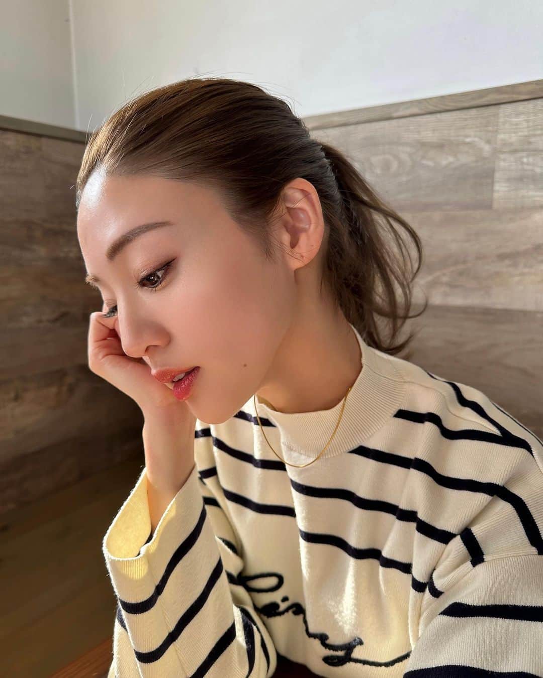 志田友美（ゆうみん）のインスタグラム：「本気でよかったベースメイク紹介🥹🤍  AGReDEUR（アグレデュール） ベースメイクだけに特化したブランド💭  元々、知り合いからのオススメで半年前ごろに使い始めて メイク後の仕上がり、特に時間が経っても崩れないところが最高によかったの🙊  とにかく肌がめっちゃ綺麗に見える。  これからの季節にもぴったりな質感だし、 仕上がりがずっとキープされる感じ🤫！  全て水に濡らしたスポンジでつけてあげるのが⭕️  ちょっと値は張っちゃうけど下地、ファンデ、パウダーのライン使いがおすすめ♡  　 とにかく会う人からファンデどこの？！って聞いて貰えるようになって友達やママまで買ってたくらい良いの🫣  そんなこんなでご縁があり… AGReDEUR（アグレデュール）の2023ブランド公式アンバサダーに就任しました😢✨  リアルお気に入りの商品なので、愛用者としてブランドの魅力を自分の言葉で伝えていけたらな、と思います😳💕💕  @agredeur」