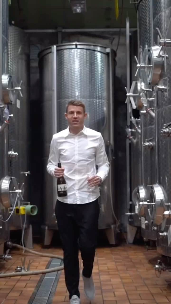 のインスタグラム：「@heintzi 🤝🏼 @lilienthalweine  Mein eigener alkoholfreier Traubensecco ist absofort im Online-Shop (Link in Bio) und in den Läden von @edeka_stiegler erhältlich!  Pro verkaufter Flasche wird das @kinderhospizsterntaler unterstützt!」