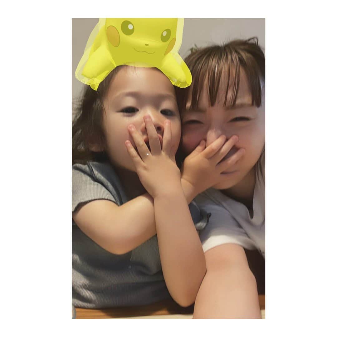 野尻美穂さんのインスタグラム写真 - (野尻美穂Instagram)「最近の私たちは同盟を組んだかの様によく話し、よく笑い、よく怒りあっている。（きっとみんなそう） それが家族だし、それが親子だし、それが愛しい宝なんだなと、 もうすぐ3歳になる娘から学んでいるわけで、 目の前のぐちゃぐちゃになっている食べ物を見て、あぁ片さなきゃって思うより、今は楽しむ事を優先しようとふと思えてたり、 お菓子もほどほどにと言いつつもう何を言っても無理だと、諦めが良くなる日が来た事は、 とにかく私も成長出来ているんだなと実感を少しだけしてます。  世の母、世の父、毎日お疲れ様です。  私は最近首の中のある場所が良くなくなり、今も療養中です。 抱っこもあんまり出来ないし、ごめんねといつも言い聞かせて、大丈夫？と頭を撫でてくれる娘を見て、 私に似たな☺️と過信している出来た母です。🫨  とにかく、なんでも良い方向に捉えられる様になってる。  なんのはなしよ  #最後はさっきまで楽しかったのに母が怒ってまたすぐ自撮りを勧めた時のやつ #子育て」5月12日 19時41分 - miho_cocoa