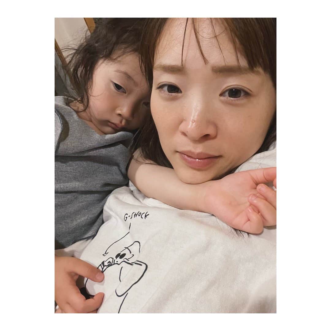 野尻美穂さんのインスタグラム写真 - (野尻美穂Instagram)「最近の私たちは同盟を組んだかの様によく話し、よく笑い、よく怒りあっている。（きっとみんなそう） それが家族だし、それが親子だし、それが愛しい宝なんだなと、 もうすぐ3歳になる娘から学んでいるわけで、 目の前のぐちゃぐちゃになっている食べ物を見て、あぁ片さなきゃって思うより、今は楽しむ事を優先しようとふと思えてたり、 お菓子もほどほどにと言いつつもう何を言っても無理だと、諦めが良くなる日が来た事は、 とにかく私も成長出来ているんだなと実感を少しだけしてます。  世の母、世の父、毎日お疲れ様です。  私は最近首の中のある場所が良くなくなり、今も療養中です。 抱っこもあんまり出来ないし、ごめんねといつも言い聞かせて、大丈夫？と頭を撫でてくれる娘を見て、 私に似たな☺️と過信している出来た母です。🫨  とにかく、なんでも良い方向に捉えられる様になってる。  なんのはなしよ  #最後はさっきまで楽しかったのに母が怒ってまたすぐ自撮りを勧めた時のやつ #子育て」5月12日 19時41分 - miho_cocoa
