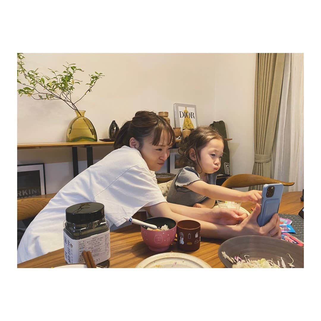 野尻美穂のインスタグラム：「最近の私たちは同盟を組んだかの様によく話し、よく笑い、よく怒りあっている。（きっとみんなそう） それが家族だし、それが親子だし、それが愛しい宝なんだなと、 もうすぐ3歳になる娘から学んでいるわけで、 目の前のぐちゃぐちゃになっている食べ物を見て、あぁ片さなきゃって思うより、今は楽しむ事を優先しようとふと思えてたり、 お菓子もほどほどにと言いつつもう何を言っても無理だと、諦めが良くなる日が来た事は、 とにかく私も成長出来ているんだなと実感を少しだけしてます。  世の母、世の父、毎日お疲れ様です。  私は最近首の中のある場所が良くなくなり、今も療養中です。 抱っこもあんまり出来ないし、ごめんねといつも言い聞かせて、大丈夫？と頭を撫でてくれる娘を見て、 私に似たな☺️と過信している出来た母です。🫨  とにかく、なんでも良い方向に捉えられる様になってる。  なんのはなしよ  #最後はさっきまで楽しかったのに母が怒ってまたすぐ自撮りを勧めた時のやつ #子育て」