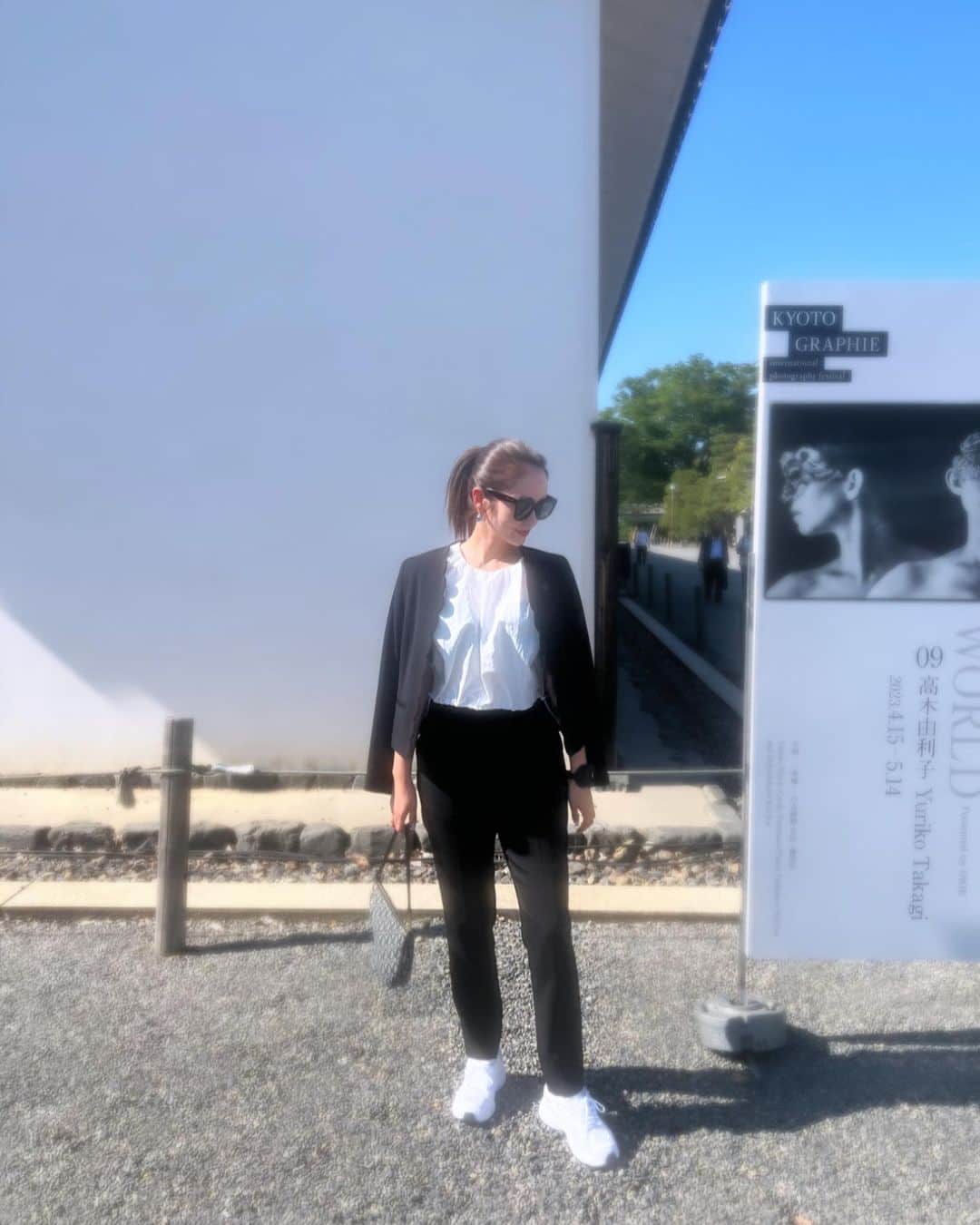 井上晃子さんのインスタグラム写真 - (井上晃子Instagram)「新緑の季節🌿 光と影が美しい京都  お気に入りのセットアップを装って出掛けました scallop scallop jacket&pants/black  #kyoto」5月12日 19時34分 - akiki_2015