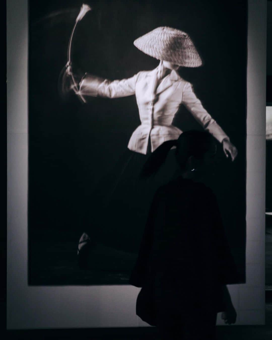井上晃子さんのインスタグラム写真 - (井上晃子Instagram)「新緑の季節🌿 光と影が美しい京都  お気に入りのセットアップを装って出掛けました scallop scallop jacket&pants/black  #kyoto」5月12日 19時34分 - akiki_2015