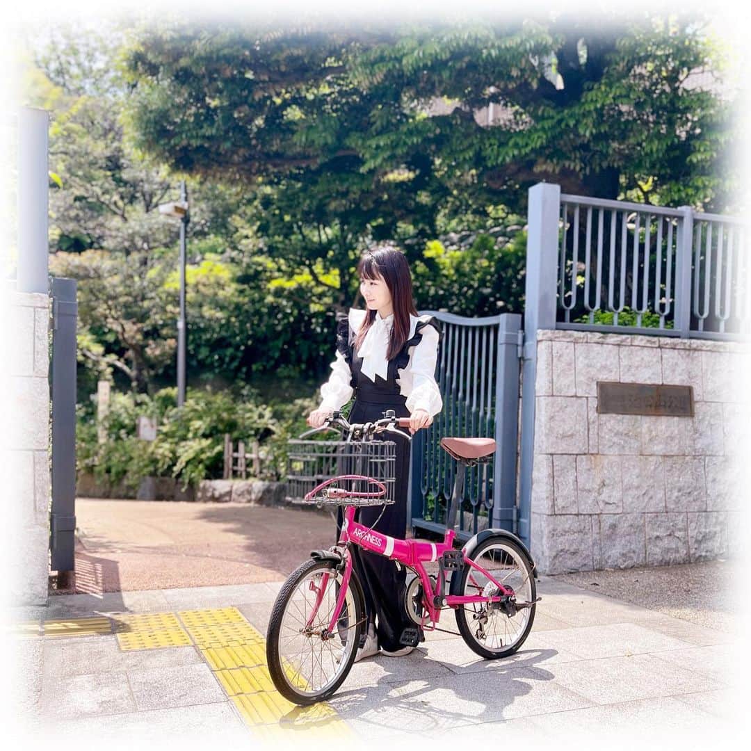 柴本愛沙さんのインスタグラム写真 - (柴本愛沙Instagram)「❤︎ 明日からしばらく☔️が続くからその前に🚲  コロナ禍以降、少しでも体を動かすべく とにかく歩こう！とウォーキングが趣味になり マイカー(自転車)は置き物になってました。  けど、少し離れた 自然いっぱいの場所に行きたくなり 約3年ぶりに自転車でお出かけ🚲  季節ごとにいろいろな花が咲いている 池田山公園にツツジを見に行ってきました。 風水的に富士山からの気をいただける パワースポットとしても有名なんです。 高いビルが立ち並ぶエリアを少し抜けると 都心にもこんな静かで癒される場所があります🌿  駅から歩くには少し遠いかもしれないけど、 今はシェアサイクルがどこにでもあるし 自転車で巡ることで新たな発見も。  コロナがだいぶ落ち着き お出かけが楽しめるようになってきたので またこの🚲の出番を増やしたいと思います。  PR @wa.shinagawa #池田山公園 #パワースポット #パワースポット巡り #品川 #自転車女子 #品川区 #しながわ #わしながわ #自転車さんぽ #しながわ街巡り #wa_shinagawa #自転車旅 #しながわ自転車旅 #東京パワースポット #ツツジの季節 #晴れた日に」5月12日 19時36分 - aisa_shibamoto