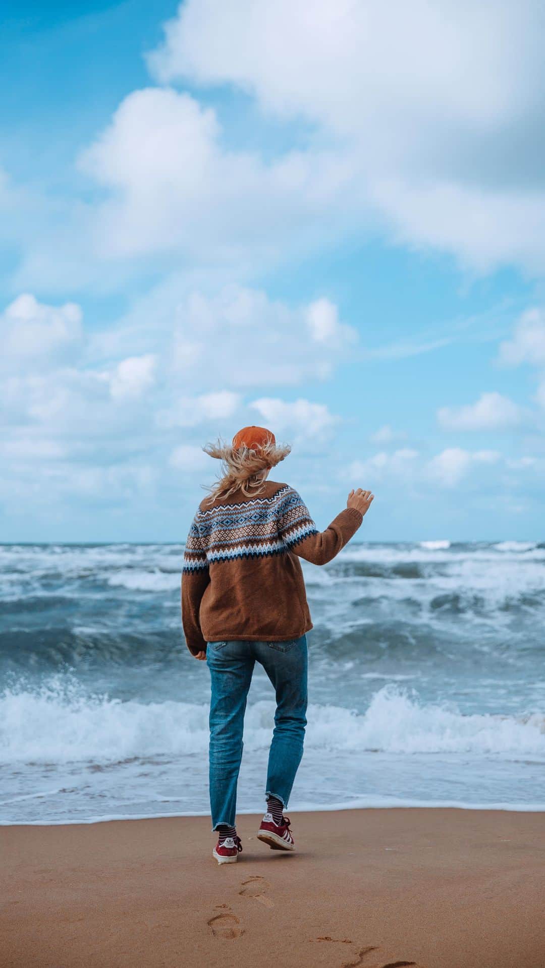 Linda Lomelinoのインスタグラム：「Today is the official release date of @myfeldt’s new book ’Det växer saft & sylt överallt’ 💜 Tomorrow is the release party at @tivolikiosken 🥳 #detväxersaftochsyltöverallt」