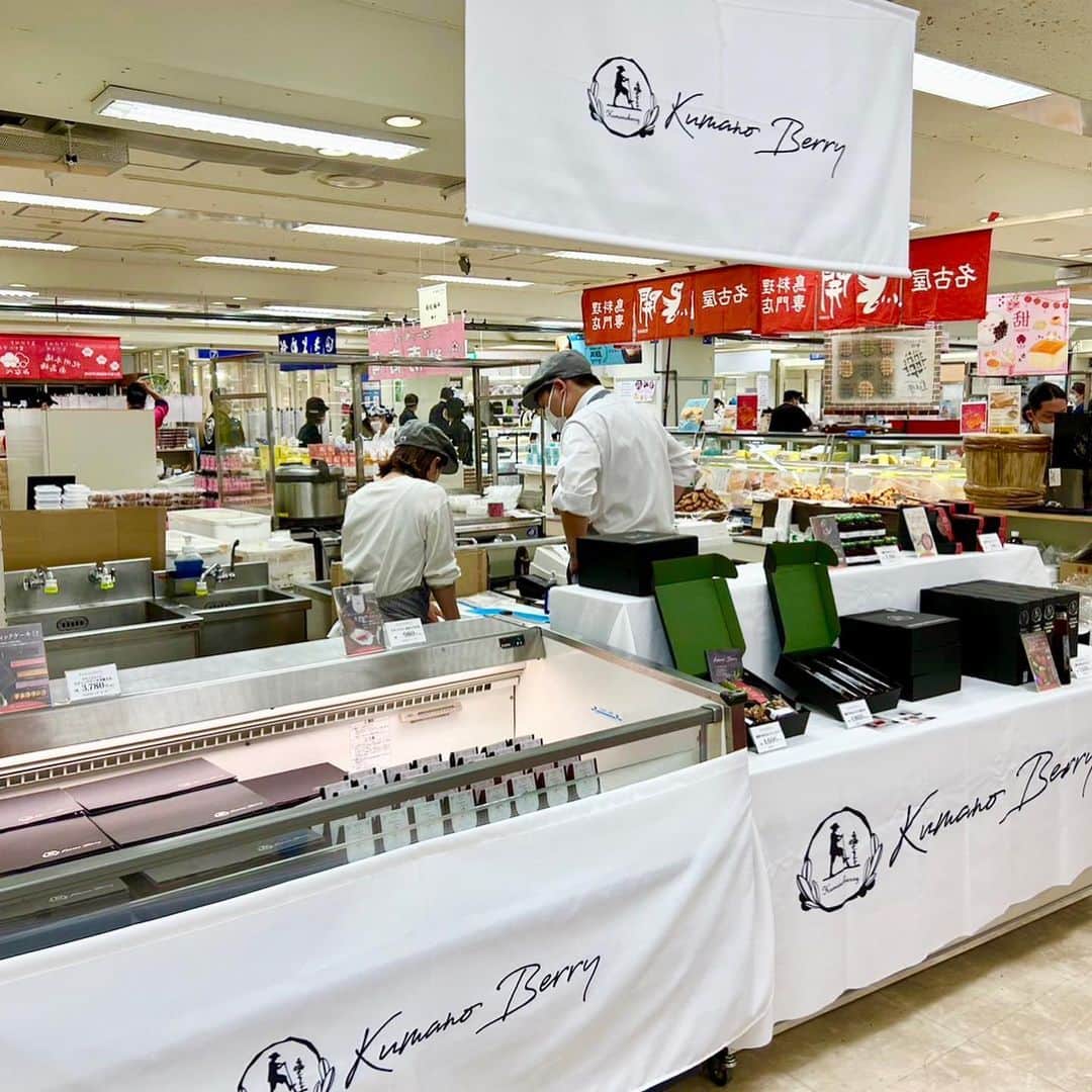 和歌山県食品流通課さんのインスタグラム写真 - (和歌山県食品流通課Instagram)「京王百貨店新宿店で「三重・和歌山・愛知　物産と観光展」が開催中❗️  5月11日から京王百貨店新宿店の７階大催場で、３県合同の物産展が開催されています。県内からは14事業者が出店し、ご当地グルメや工芸品を販売しています✨️  明日13日（土）には先着100名様へ「ドライフルーツ南高梅」等のプレゼントもご用意しています。  物産展は16日(火)まで！ ぜひお立ち寄りください♪   #京王百貨店  #京王百貨店新宿店  #おいしく食べて和歌山モール  #なんて素敵な和歌山なんでしょう  #和歌山県  #wakayama  #insta_wakayama  #おいしい健康わかやま  #tasty_healthy_wakayama」5月12日 19時36分 - tasty_healthy_wakayama