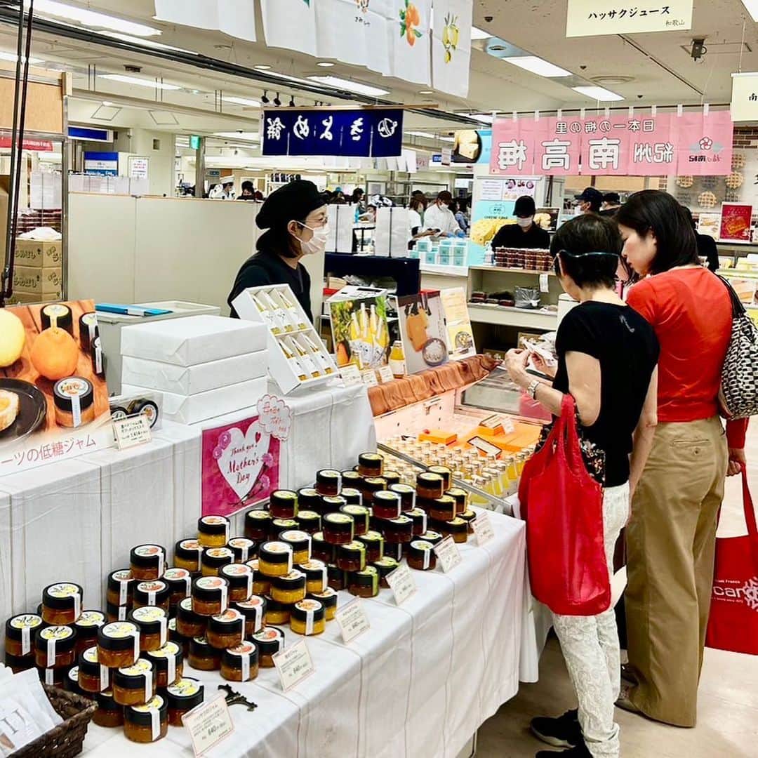和歌山県食品流通課さんのインスタグラム写真 - (和歌山県食品流通課Instagram)「京王百貨店新宿店で「三重・和歌山・愛知　物産と観光展」が開催中❗️  5月11日から京王百貨店新宿店の７階大催場で、３県合同の物産展が開催されています。県内からは14事業者が出店し、ご当地グルメや工芸品を販売しています✨️  明日13日（土）には先着100名様へ「ドライフルーツ南高梅」等のプレゼントもご用意しています。  物産展は16日(火)まで！ ぜひお立ち寄りください♪   #京王百貨店  #京王百貨店新宿店  #おいしく食べて和歌山モール  #なんて素敵な和歌山なんでしょう  #和歌山県  #wakayama  #insta_wakayama  #おいしい健康わかやま  #tasty_healthy_wakayama」5月12日 19時36分 - tasty_healthy_wakayama
