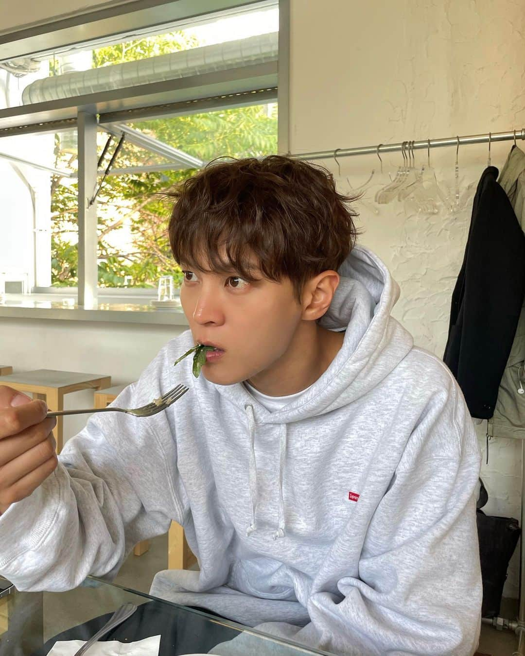 チュウォンさんのインスタグラム写真 - (チュウォンInstagram)「빵 놓칠 수 없지🥯」5月12日 19時37分 - zu.won_moon.jun.won